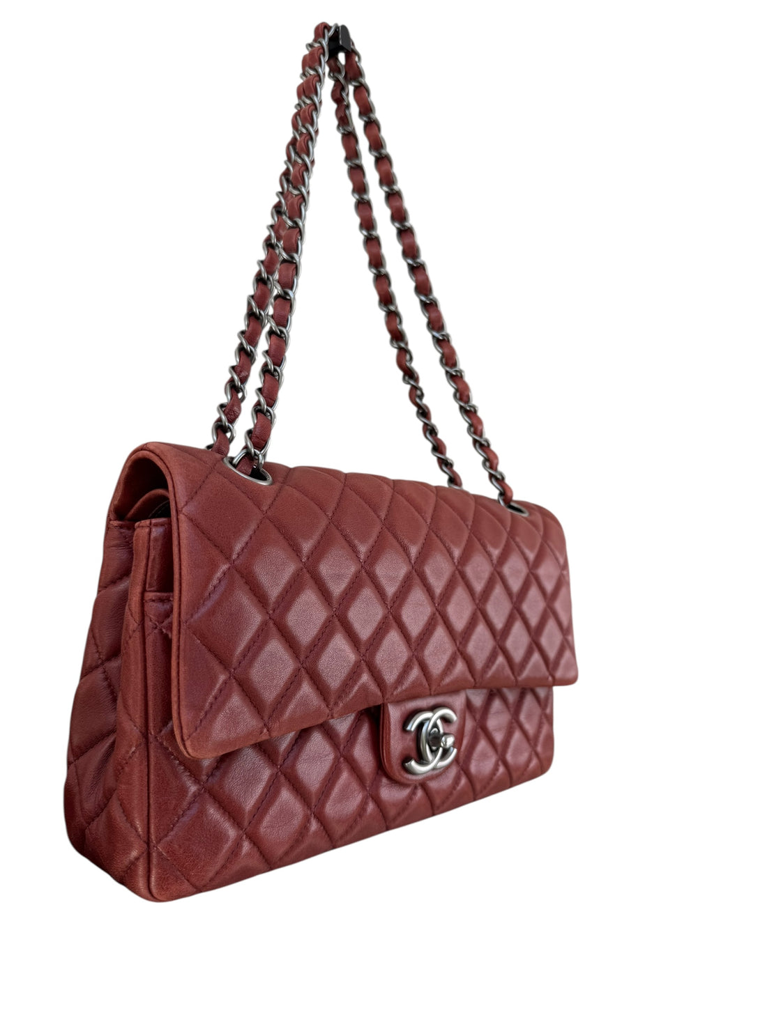 Chanel Classic Flap Bag Medium in der Farbe Bordeauxrot aus Lammleder mit silberfarbener Hardware.