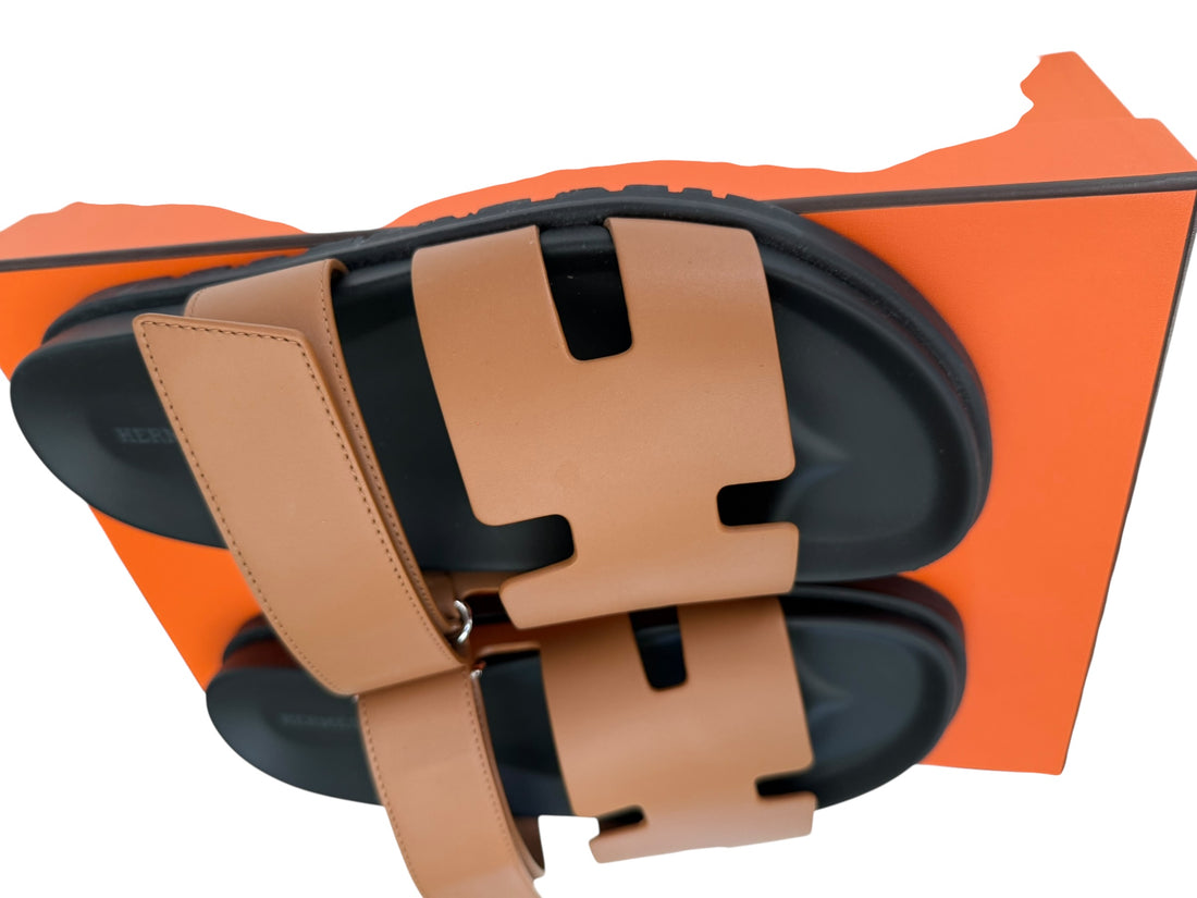 Hermès Chypre Sandalen in der Farbe Naturel