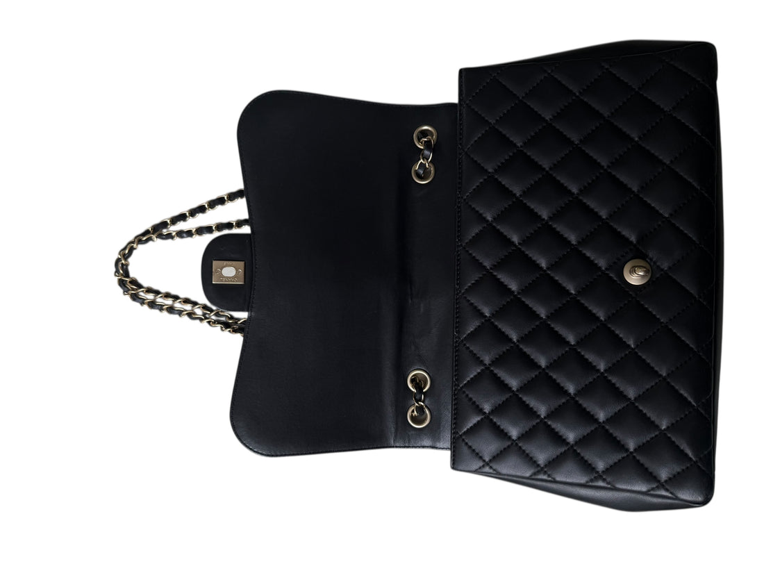 Chanel Classic Timeless Single Flap Bag aus schwarzem Lammleder und lightgoldfarbener Hardware