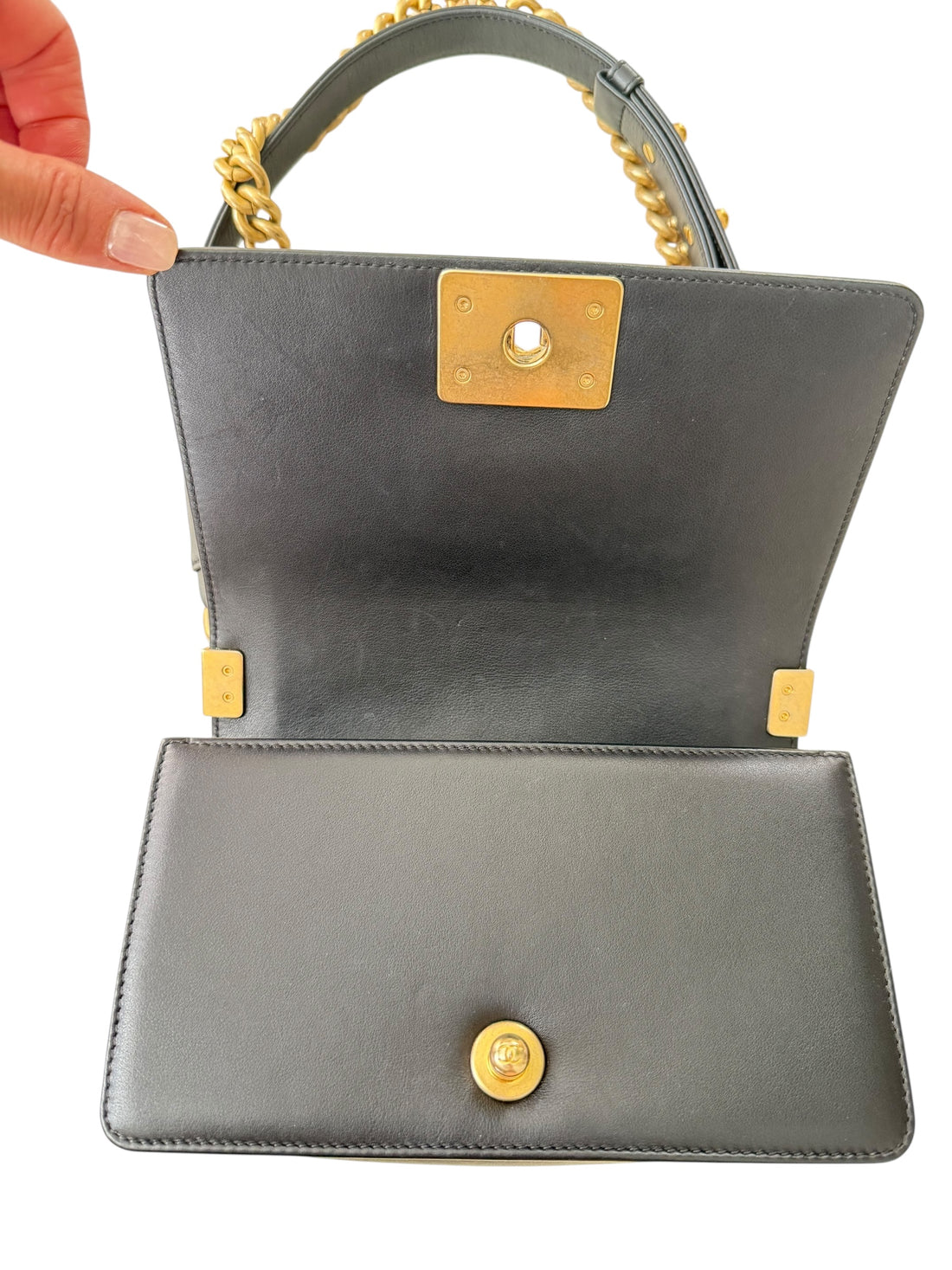 Chanel Boy small aus schwarzem Leder und goldfarbener Hardware