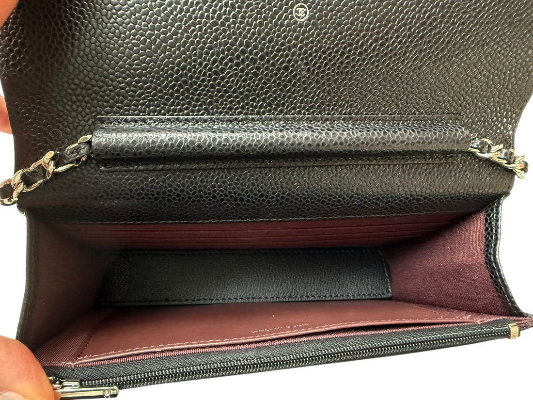CHANEL WOC Wallet on Chain aus schwarzem genarbtem und glänzendem Kalbsleder Kaviarleder