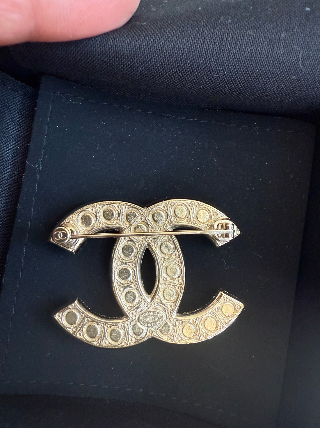 Chanel Brosche Metall mit Strass & Perlen. Goldfarben