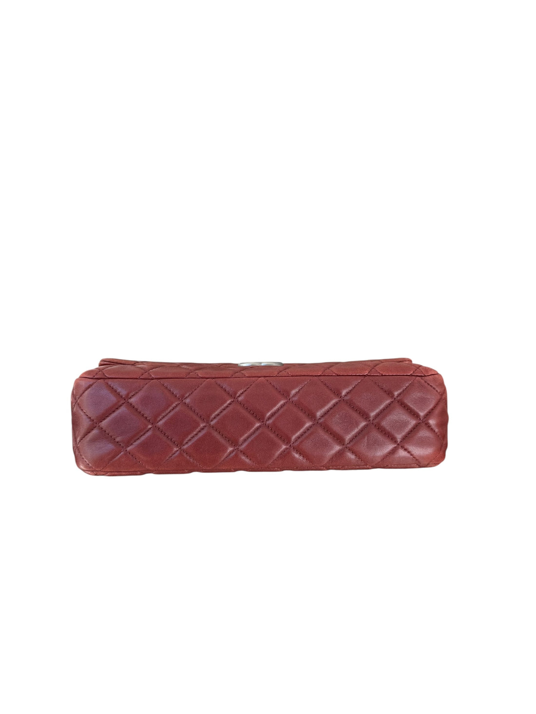 Chanel Classic Flap Bag Medium in der Farbe Bordeauxrot aus Lammleder mit silberfarbener Hardware.