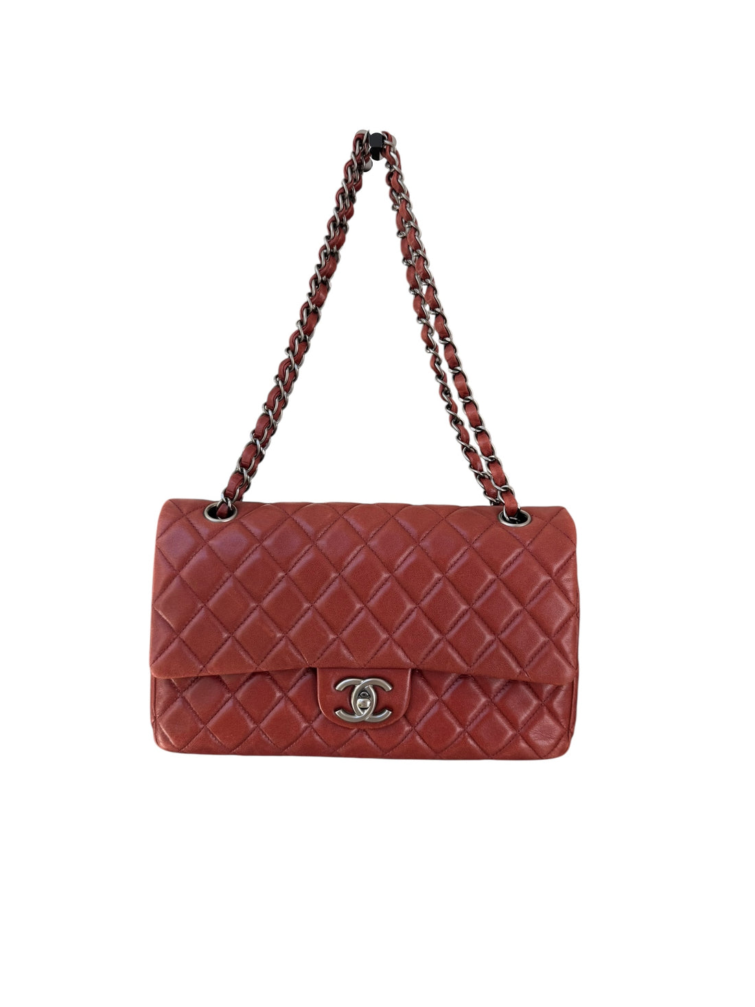 Chanel Classic Flap Bag Medium in der Farbe Bordeauxrot aus Lammleder mit silberfarbener Hardware.