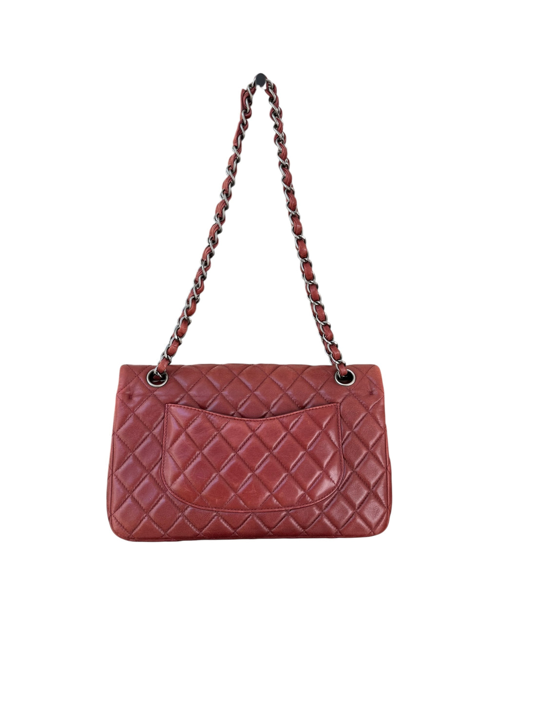 Chanel Classic Flap Bag Medium in der Farbe Bordeauxrot aus Lammleder mit silberfarbener Hardware.