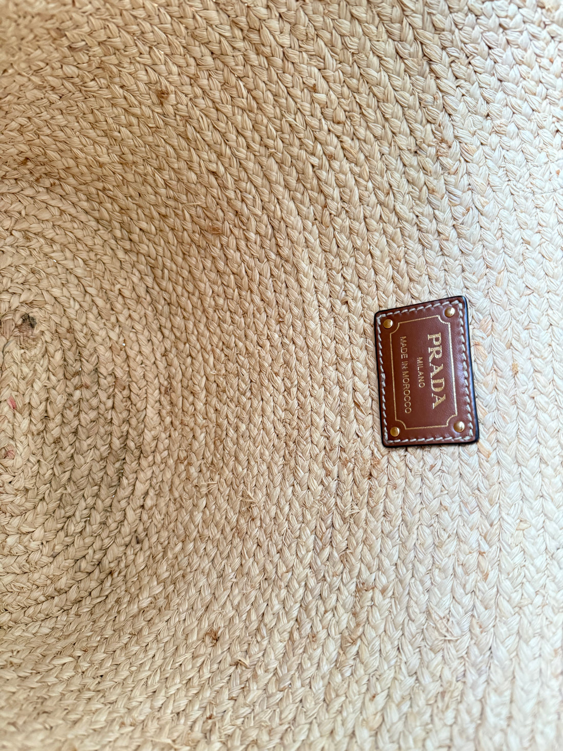 Prada Shoppingtasche aus Bast und Leder in den Farben beige/cognac