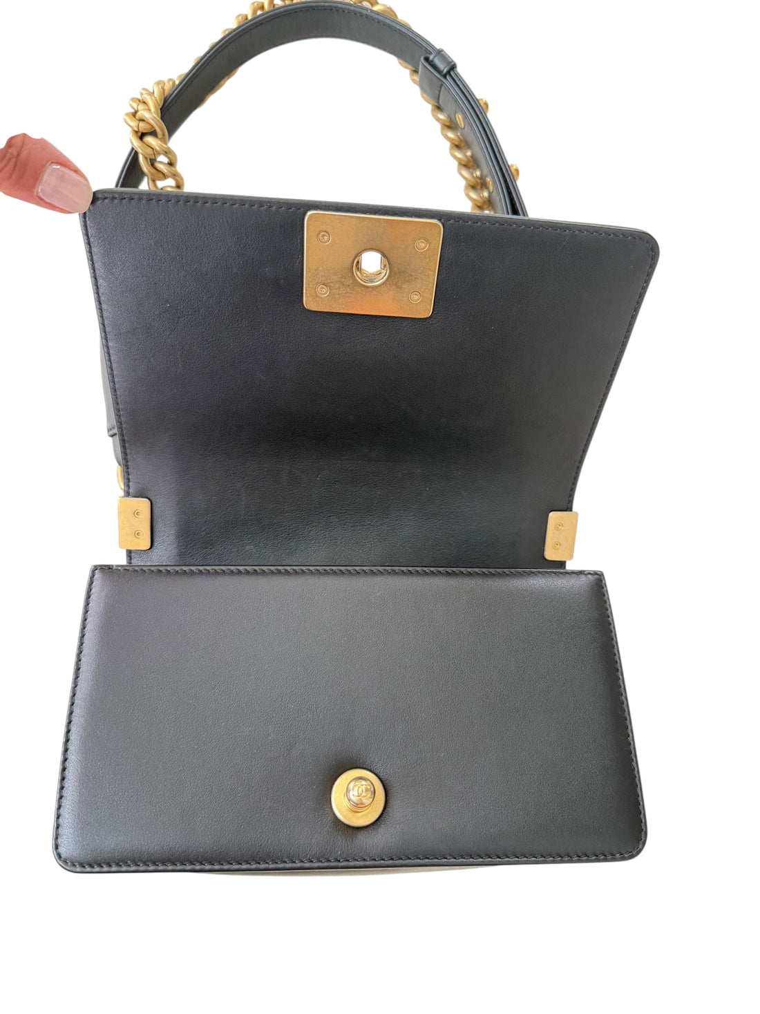 Chanel Boy small aus schwarzem Leder und goldfarbener Hardware