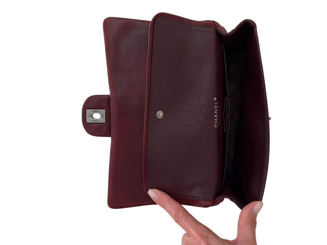 Chanel Classic Flap Bag Medium in der Farbe Bordeauxrot aus Lammleder mit silberfarbener Hardware.