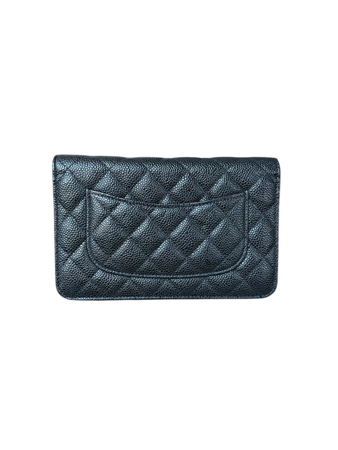 CHANEL WOC Wallet on Chain aus schwarzem genarbtem und glänzendem Kalbsleder und goldfarbener Hardware.