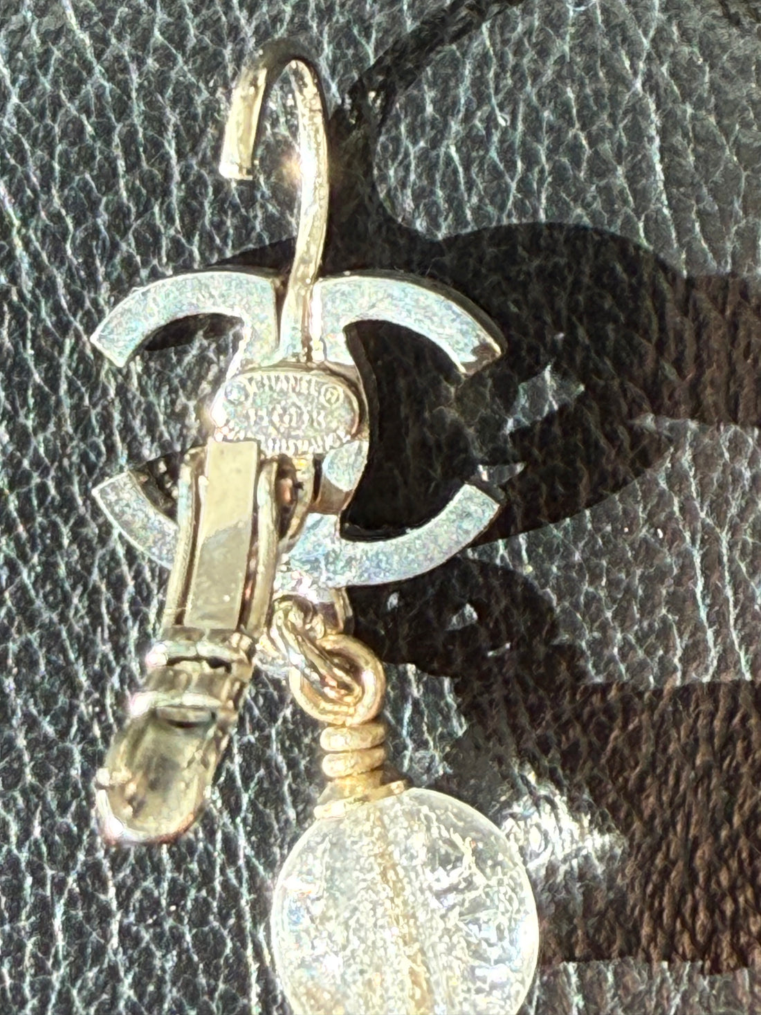 Chanel hängende Ohrringe aus silberfarbenem Metall und einer hängenden durchsichtigen Perle