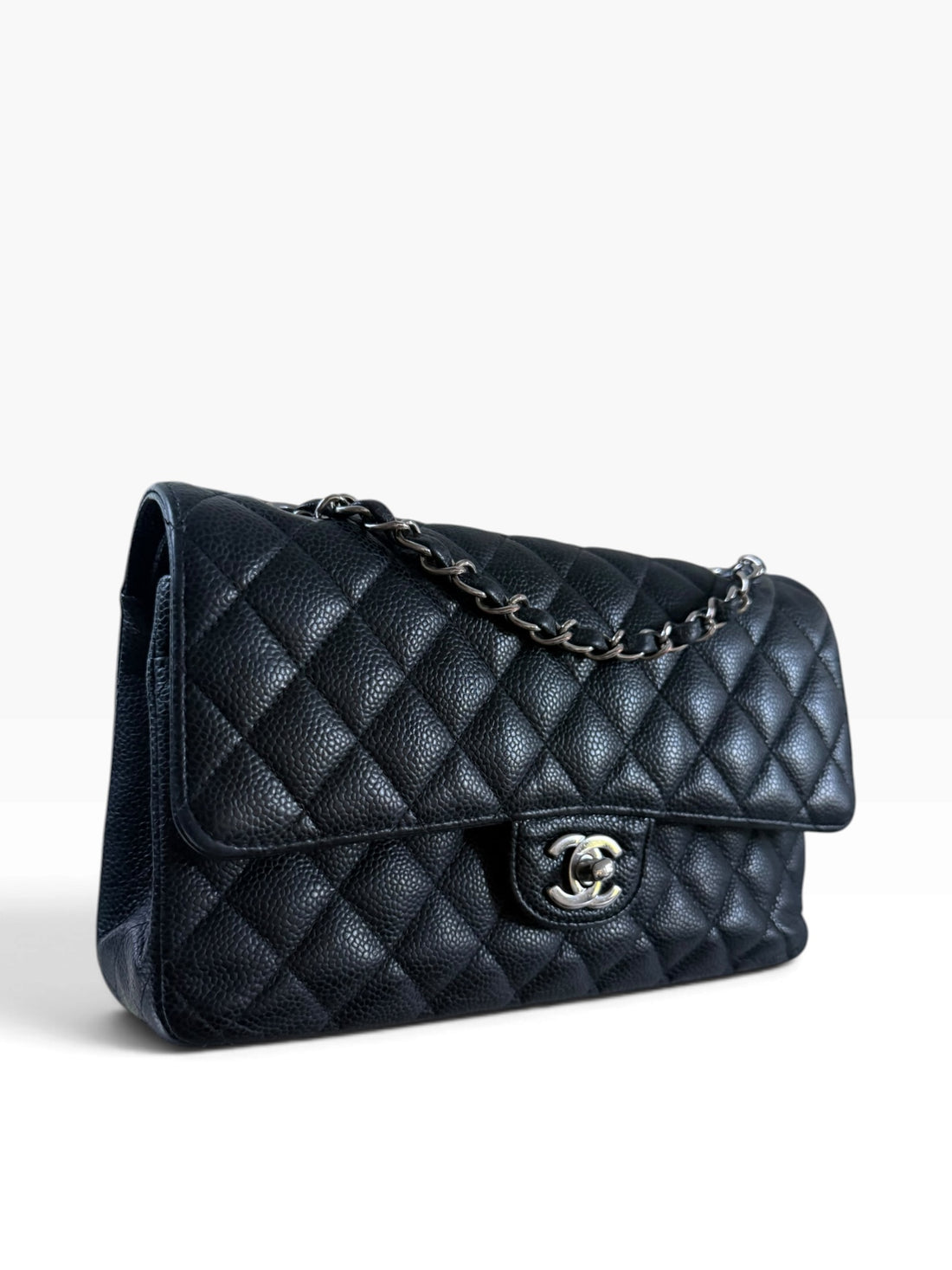 CHANEL Medium Classic Double Flap Bag aus schwarzem Kaviarleder und silberfarbener Hardware.