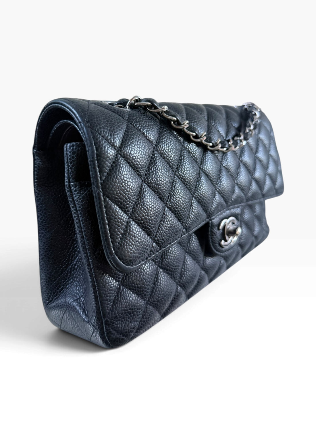 CHANEL Medium Classic Double Flap Bag aus schwarzem Kaviarleder und silberfarbener Hardware.