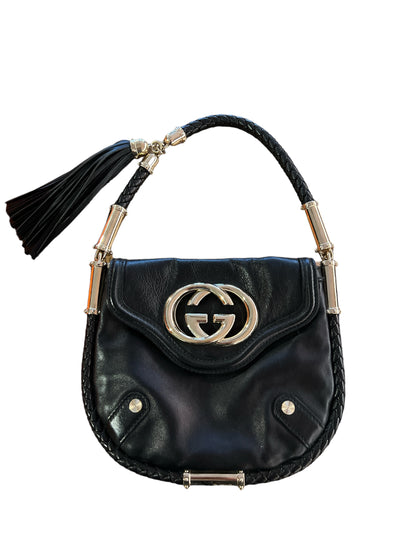Gucci Tassel Tasche aus schwarzem Leder und goldfarbener Hardware