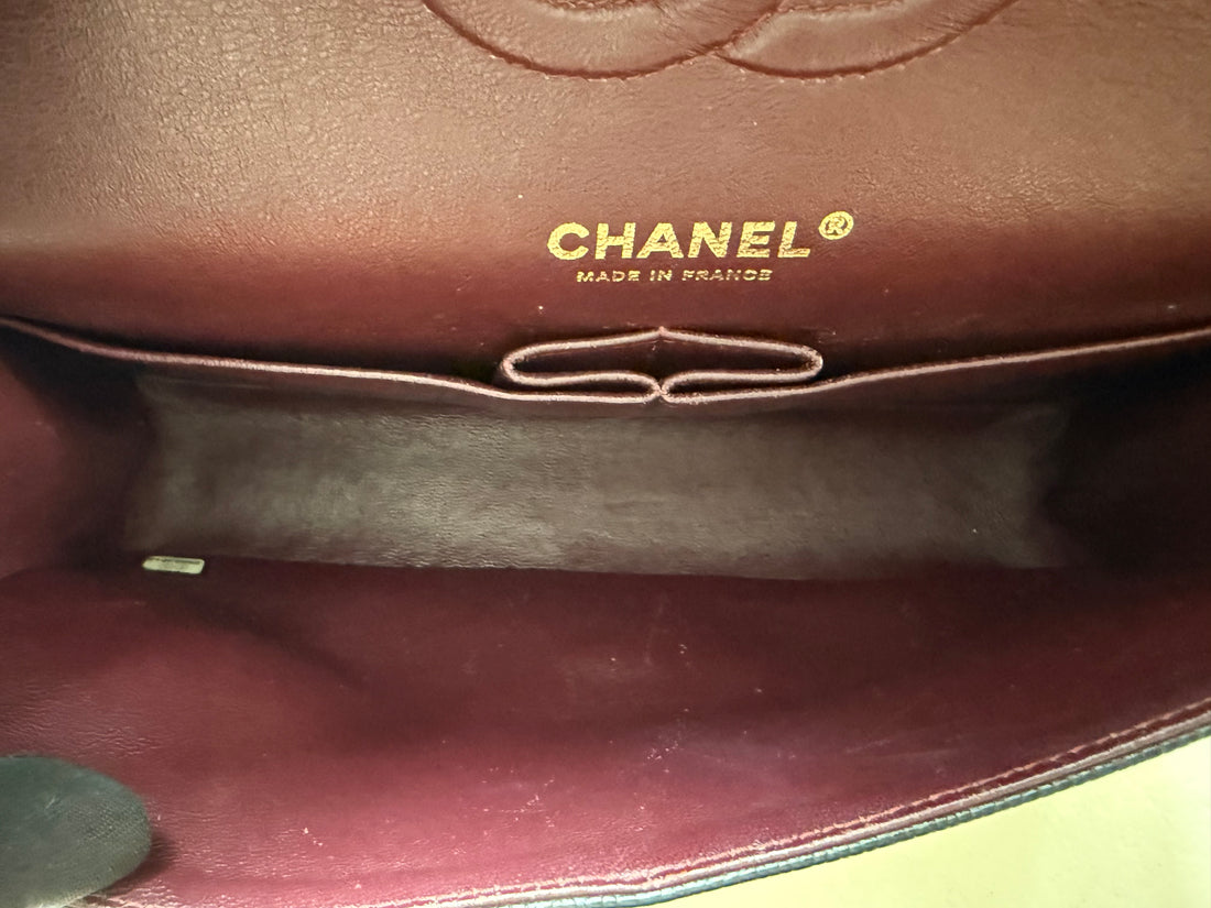 Chanel Medium Classic Double Flap Bag aus schwarzem Caviarleder und goldfarbener Hardware. Bordeauxfarbenes Innenfutter