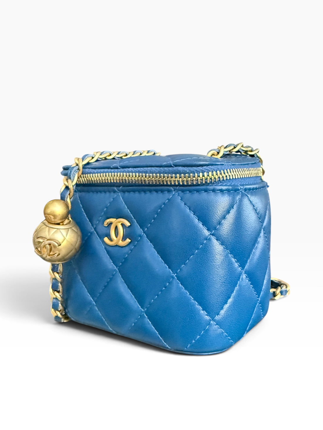 CHANEL Pearl Crush Mini Vanity Bag mit verstellbarer Kette in der Farbe Blau.