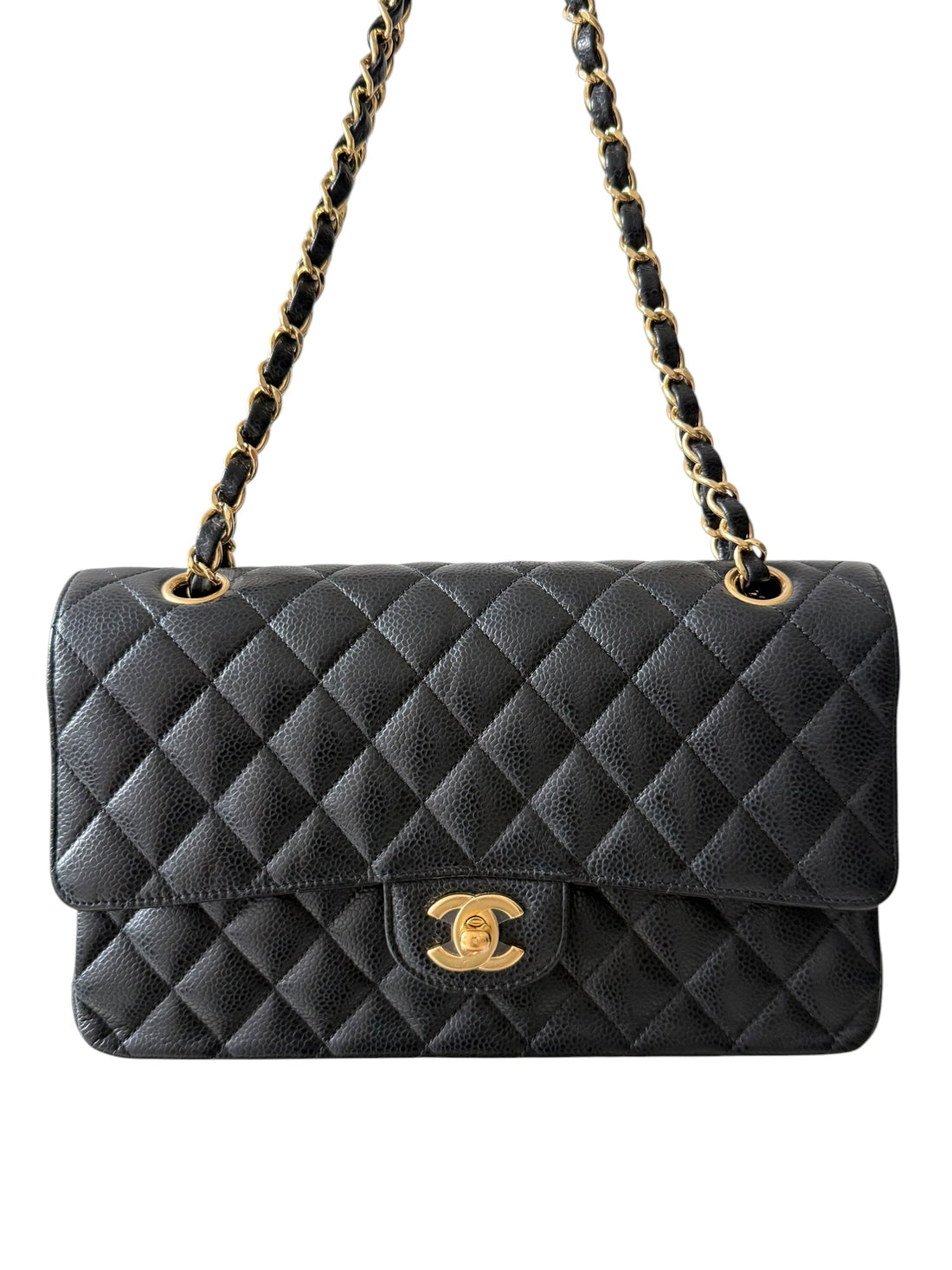 Chanel Medium Classic Double Flap Bag aus schwarzem Caviarleder und goldfarbener Hardware. Bordeauxfarbenes Innenfutter
