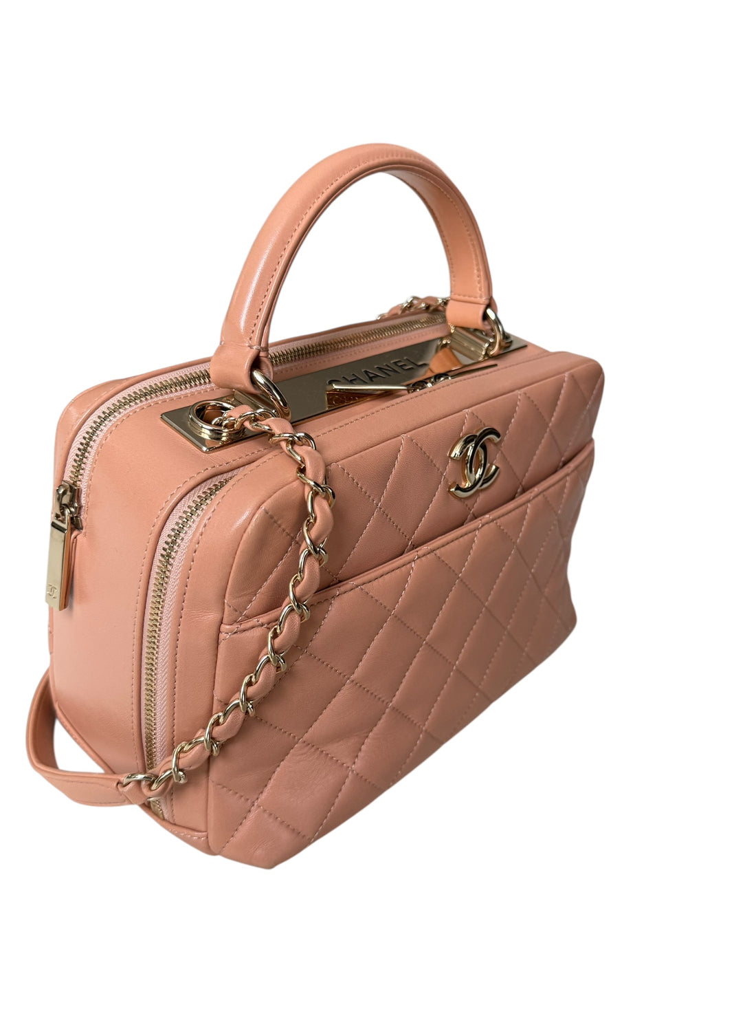 Chanel Trendy CC Bowling Bag in nudefarbenem Lammleder und goldfarbenen Beschlägen.