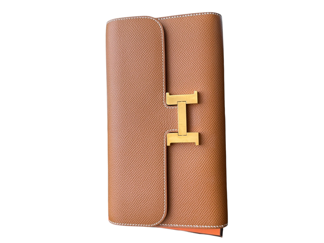 HERMÈS Constance to Go in der Farbe Gold. Jahr/Alter: 2024 Stamp: W.… Epsomleder.