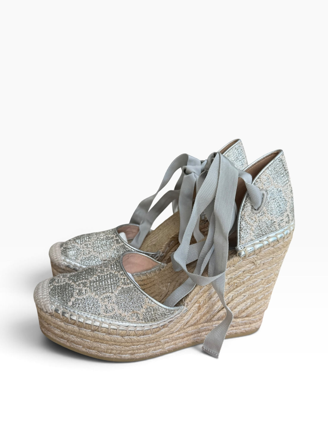 Gucci Lamé GG Monogram Ankle Wrap Platform Espadrille Wedges in der Farbe Silber.