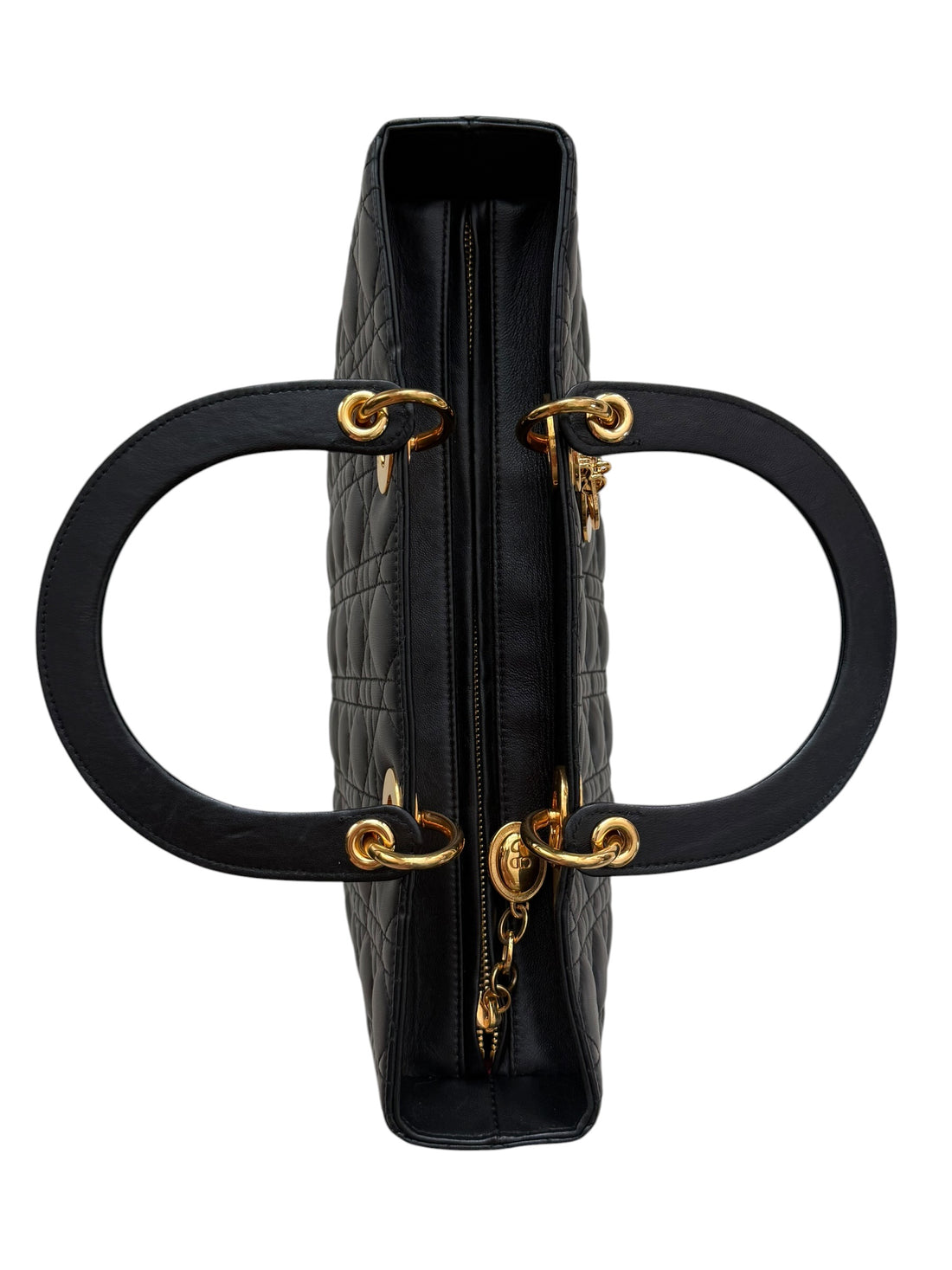 Christian Dior Lady aus schwarzem Lammleder mit Cannage Ziernähten sorgt mit seiner unverkennbaren Steppoptik für einen hohen Wiedererkennungswert. D.I.O.R. Metallanhänger mit Gold-Finish