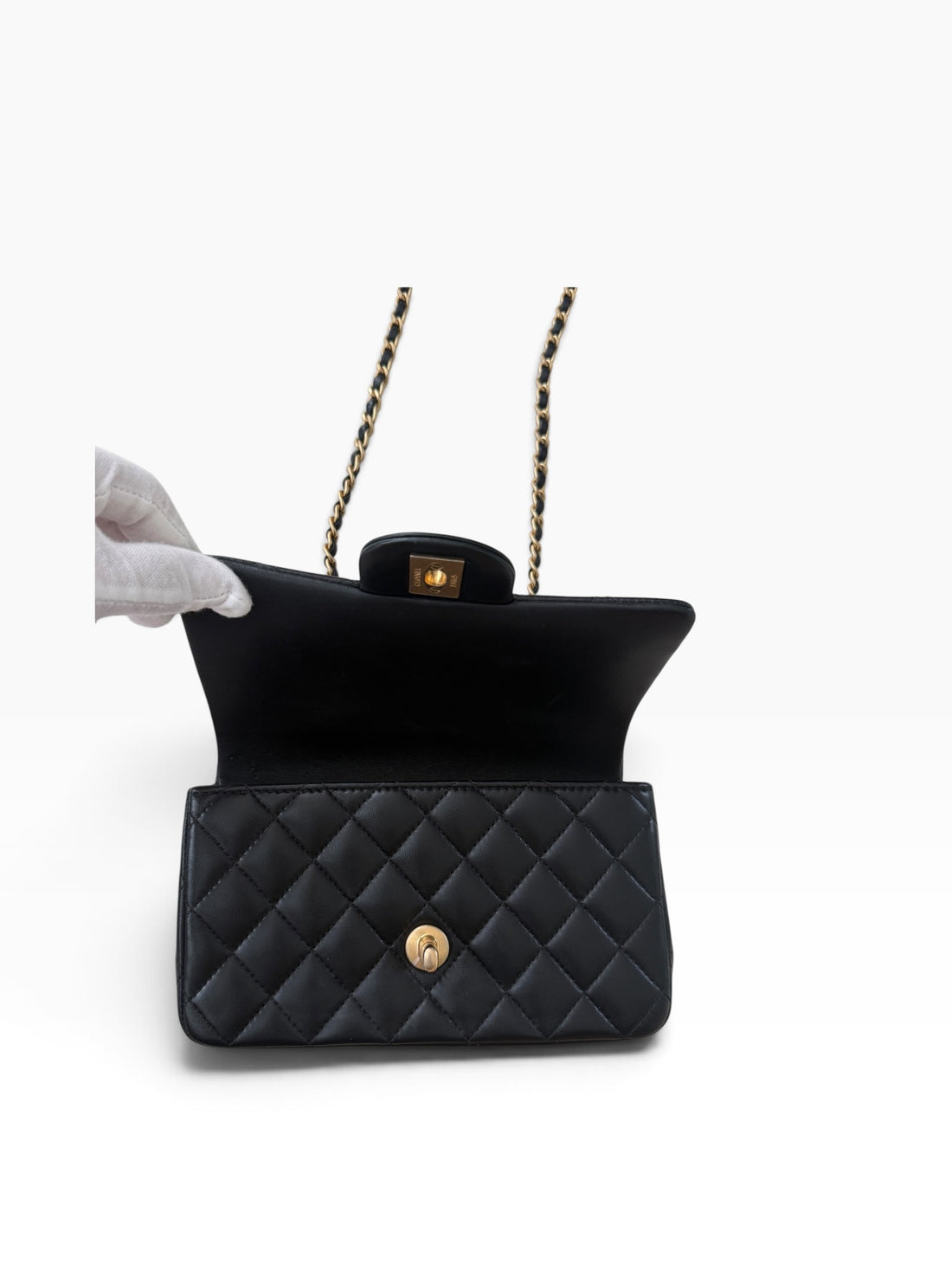 Chanel Classic Mini Top Handle aus schwarzem Lammleder und goldfarbener Hardware.