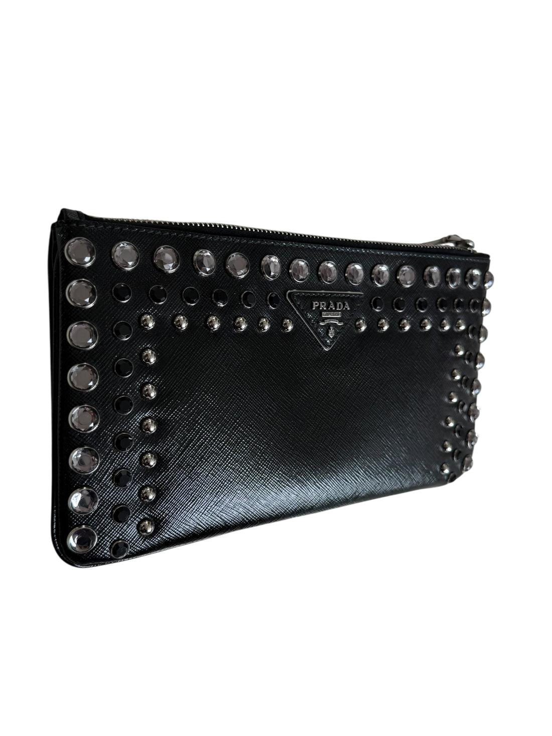 PRADA Pouch Pochette / Clutch ist aus Saffiano-Leder gefertigt und mit Kristallen sowie silberfarbenen Beschlägen Nieten verziert.