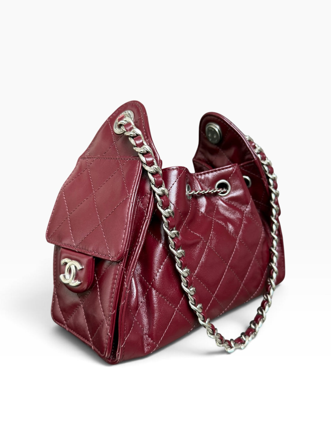 Chanel 25 mini in Burgunder aus glänzendem und geknautschtem Kalbsleder und silberfarbener Hardware.