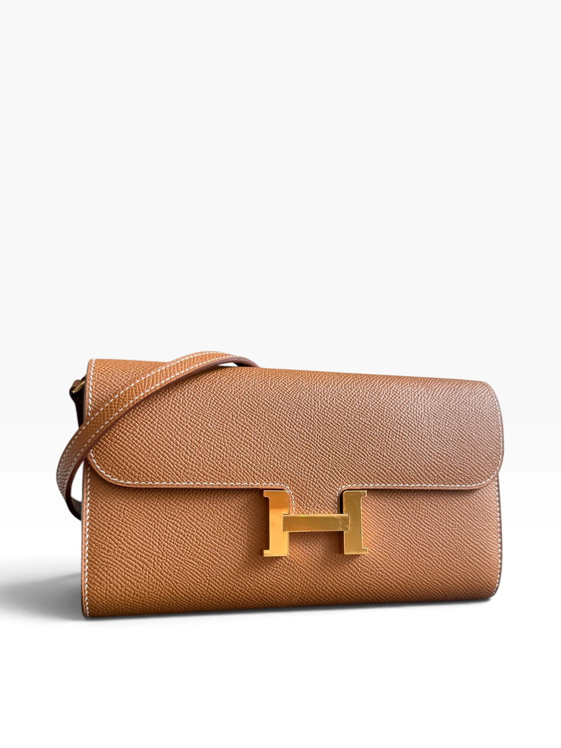 HERMÈS Constance to Go in der Farbe Gold.