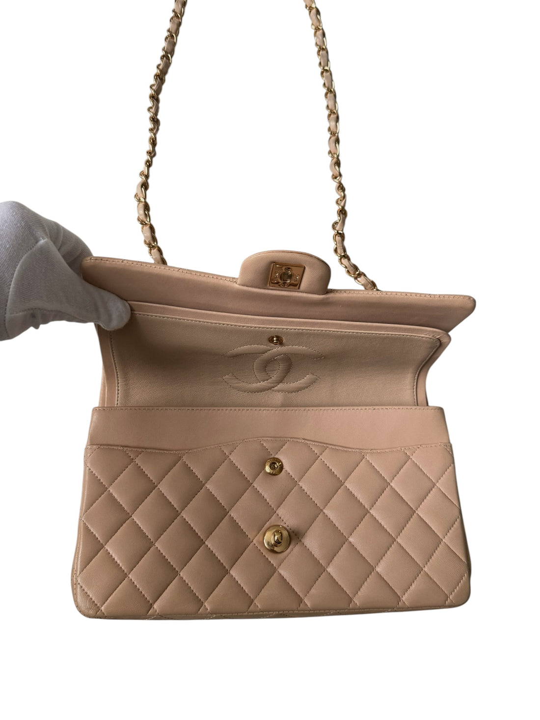 Chanel Classic Medium Double Flap Bag ist aus beigem Lammleder gefertigt und verfügt über eine charakteristische Rautensteppung. Goldfarbene Hardware