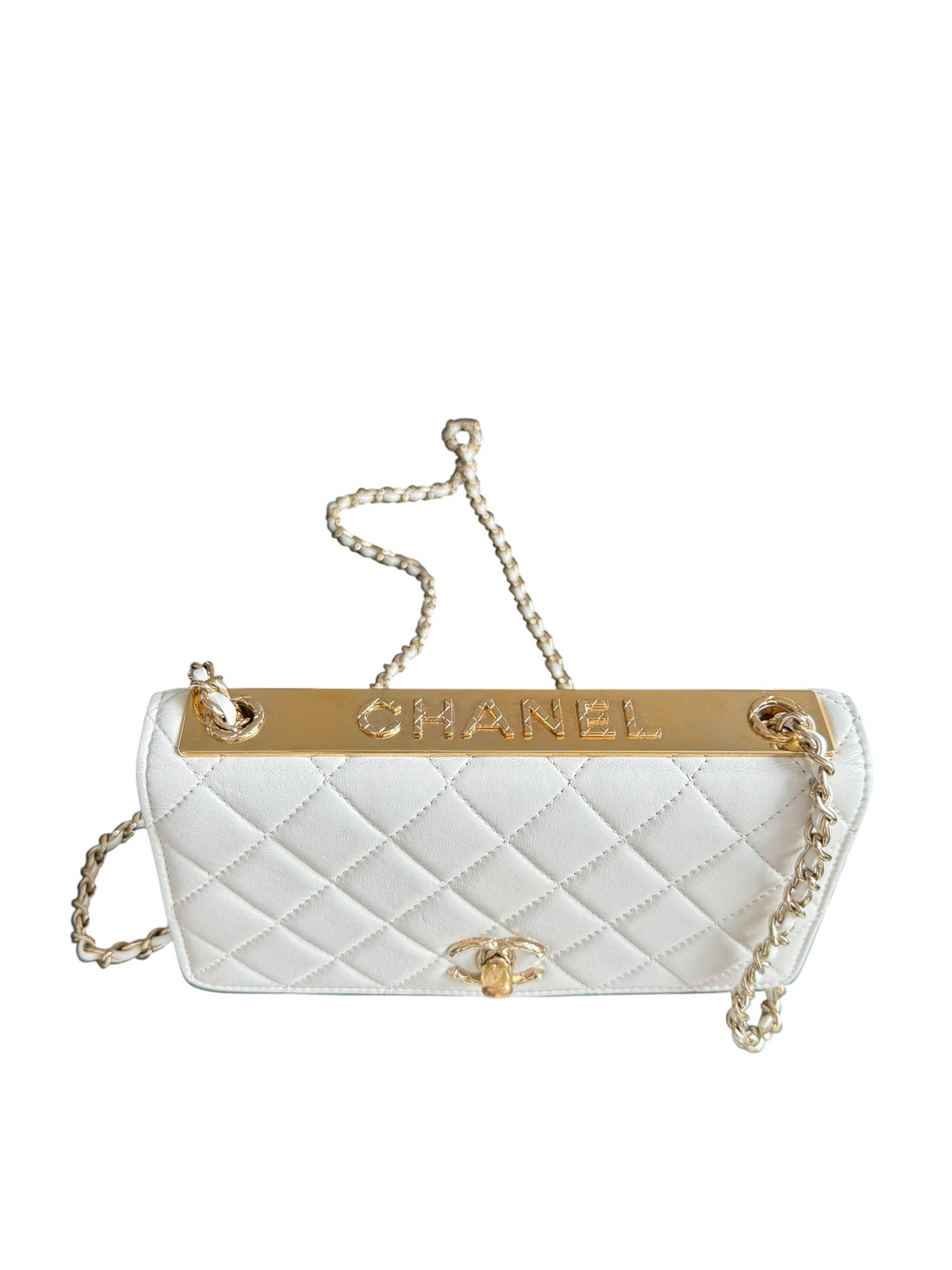 Chanel WOC Wallet on Chain Trendy aus Lammleder in der Farbe creme und goldfarbener Hardware.