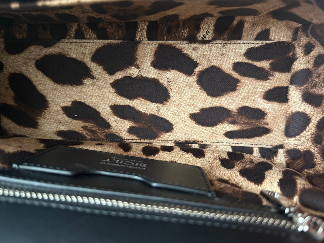 Dolce & Gabbana Tasche Sicily aus glänzendem Kalbsleder mit Logoplakette aus palladiniertem Metall
