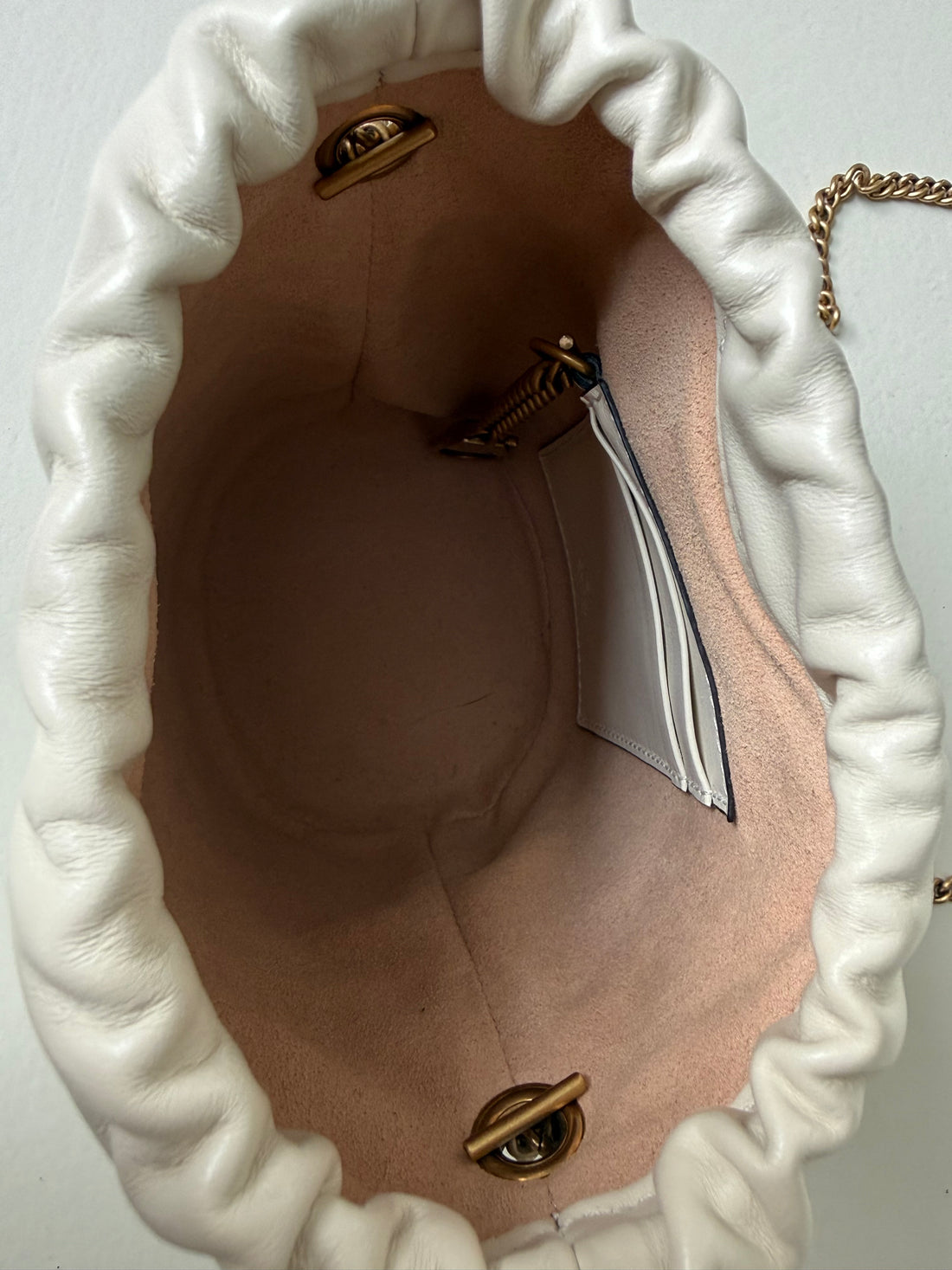 Gucci Beuteltasche in der Farbe creme aus gestepptem Chevron Leder