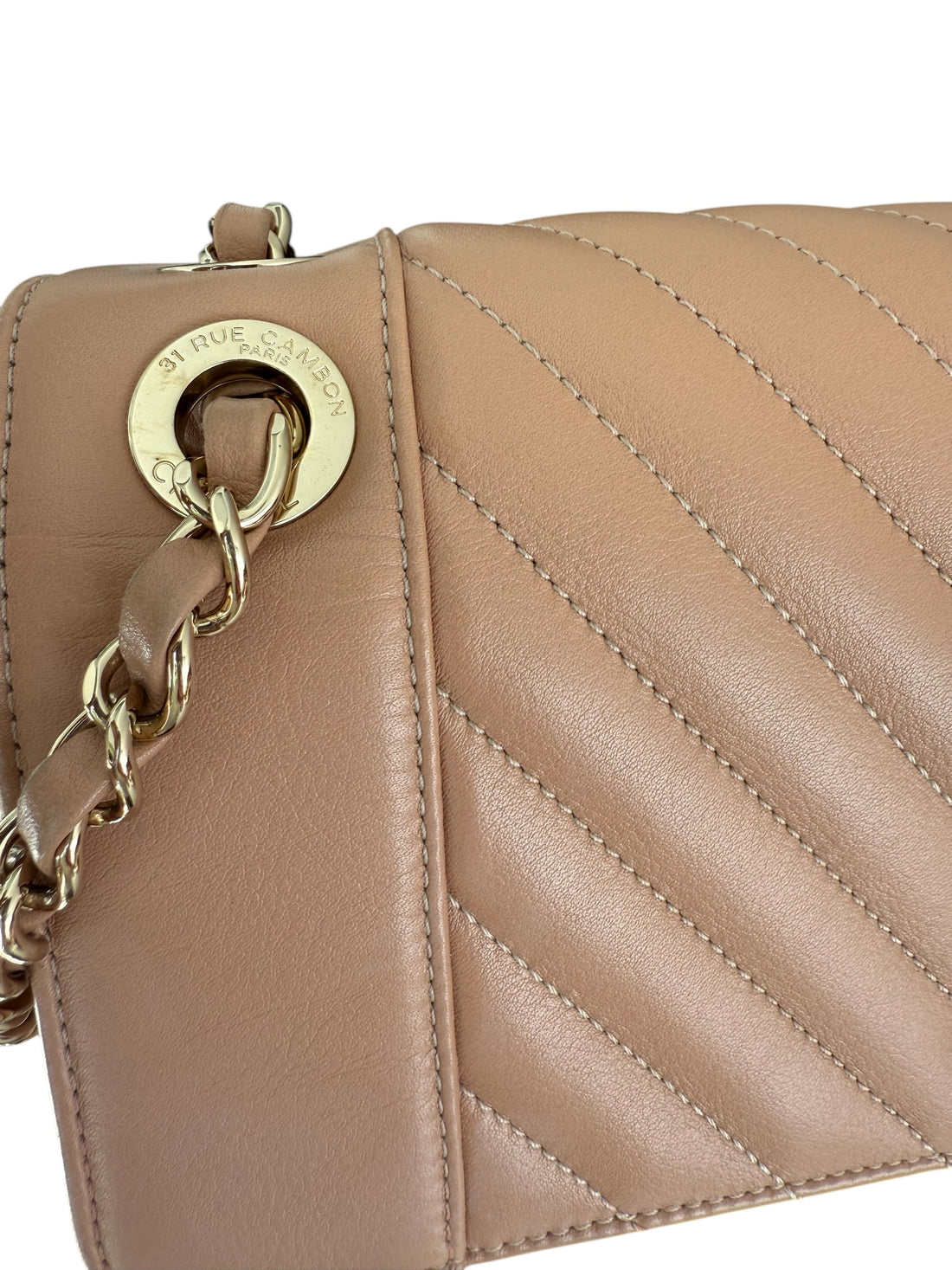Chanel Flap Bag Chevron Schultertasche aus Kalbsleder in beige