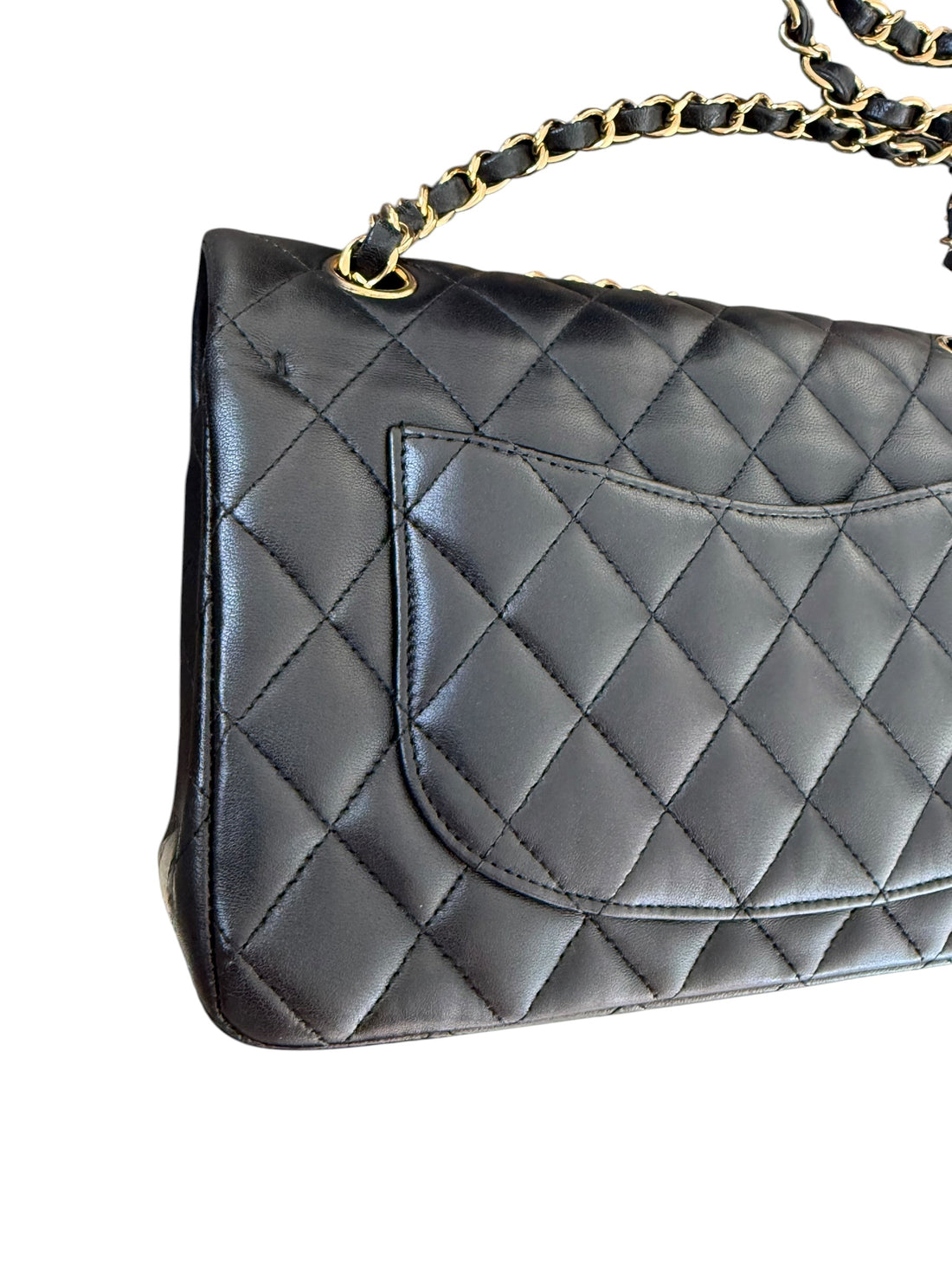 Chanel Small Classic Double Flap Bag aus schwarzem Lammleder und goldfarbener Hardware. Bordeauxfarbenes Innenfutter.