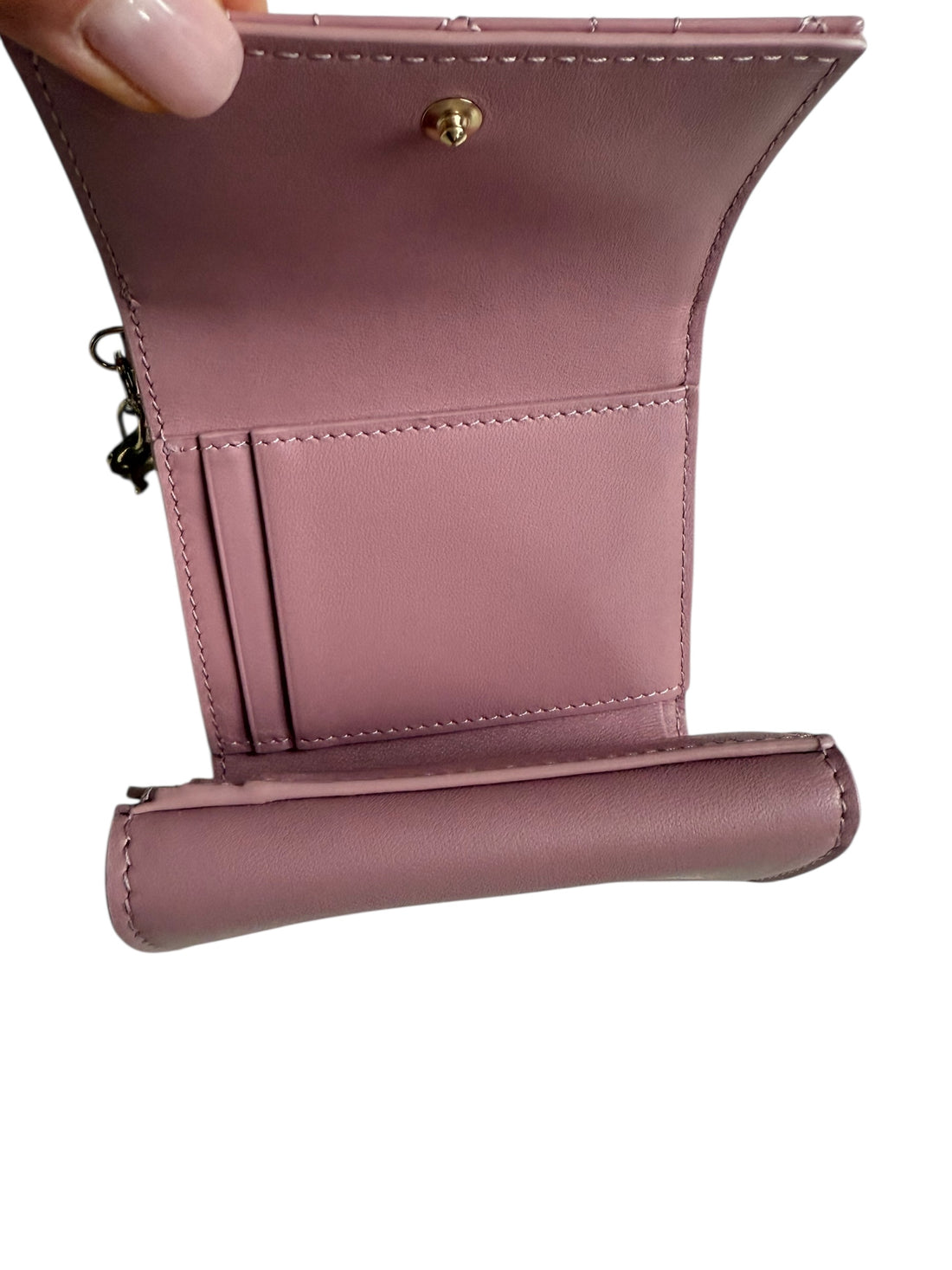 Lady Dior Lotus Portemonnaie Cannage Kalbslackleder in rosé.