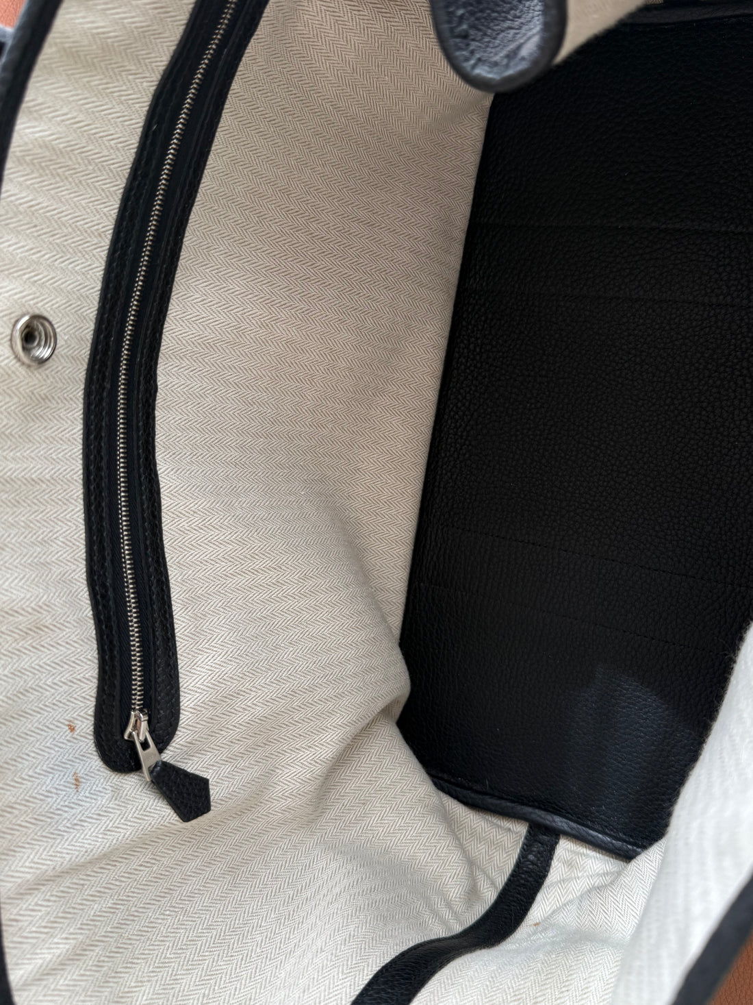 Hermès Garden Party Shopper 36 aus weichem Negonda Leder in der Farbe Noir – schwarz und silberfarbener Palladium Hardware.