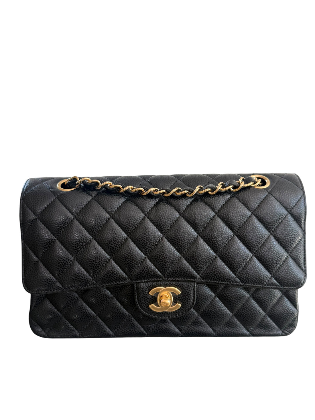 CHANEL Medium Classic Double Flap Bag aus schwarzem Kaviarleder und goldfarbener Hardware. Bordeauxfarbenes Innenfutter