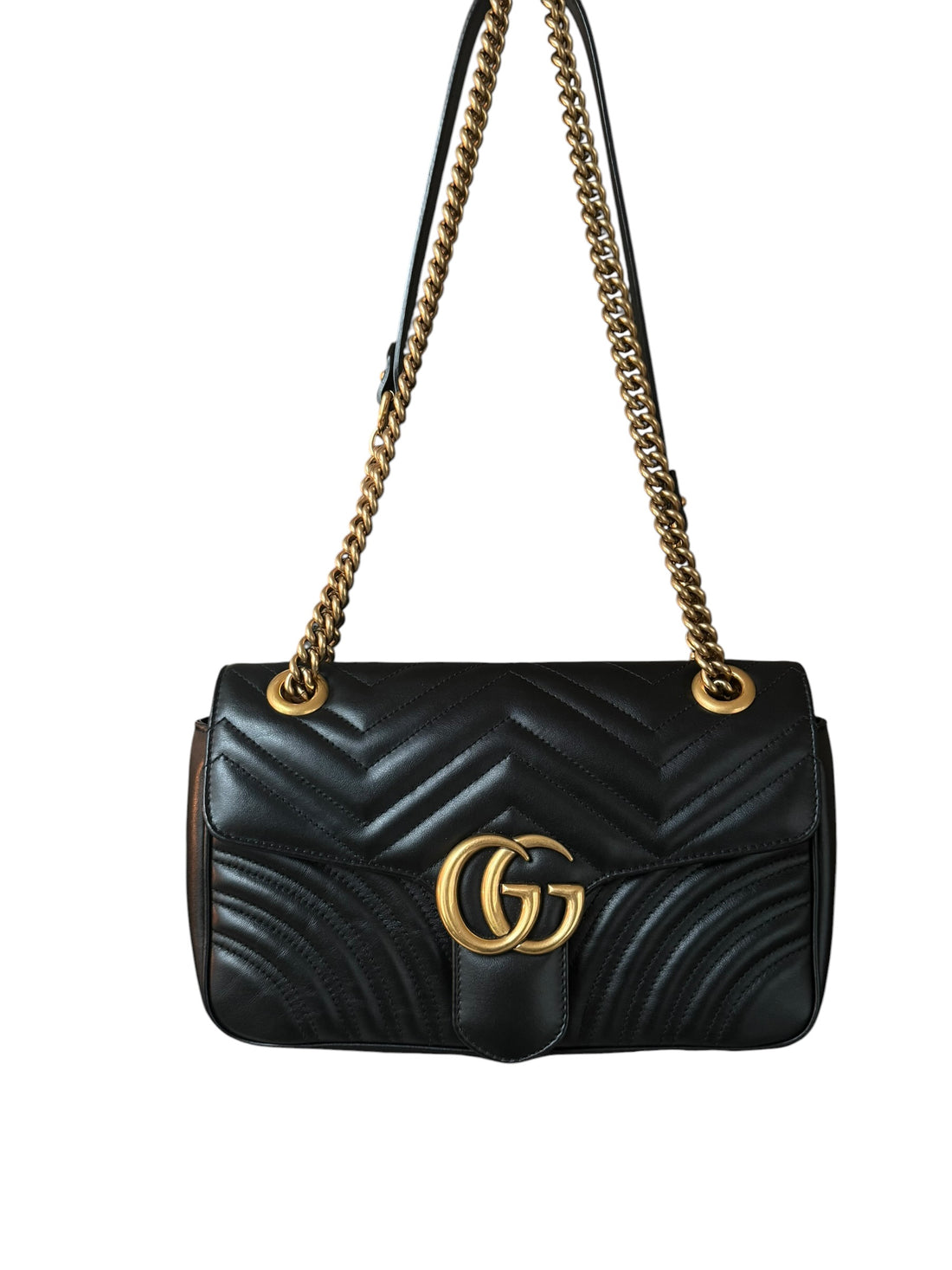 Gucci Marmont Schultertasche in der Farbe schwarz mit goldfarbener Hardware.