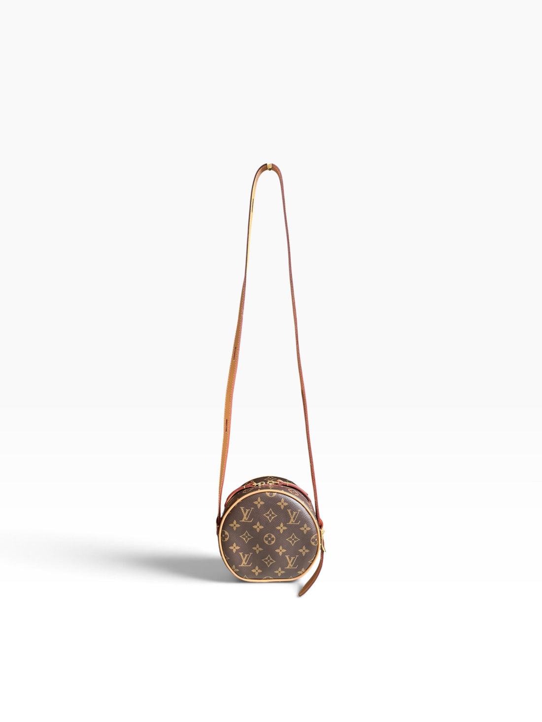 LOUIS VUITTON Boîte Chapeau Souple Bag PM Umhängetasche mit ihrem markanten runden Design und dem klassischen Monogram-Canvas und verstellbaren Schulterriemen.