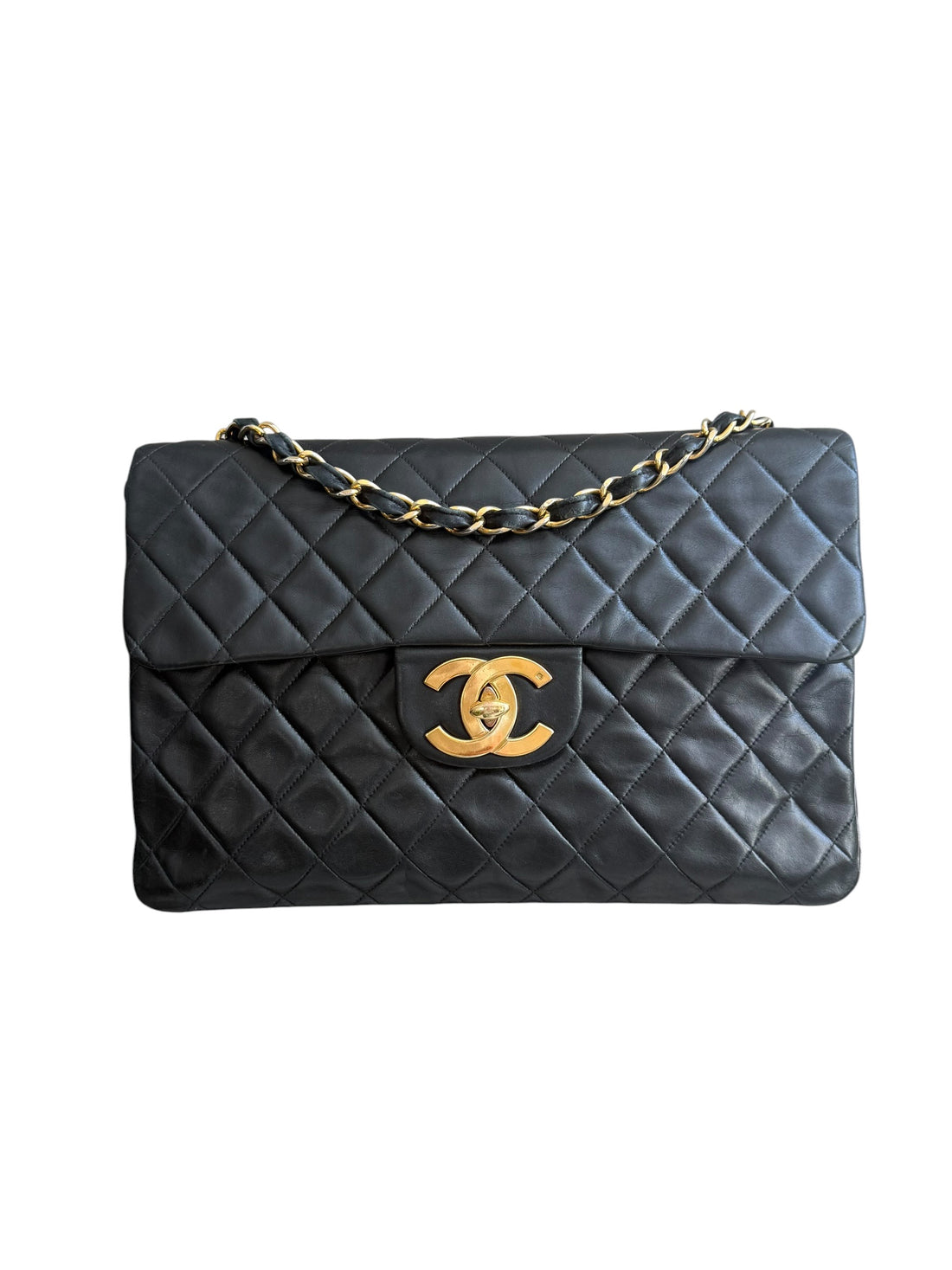 Chanel Classic Flap Bag Maxi Vintage aus schwarzem Lammleder und 24 Karat vergoldeter Hardware.
