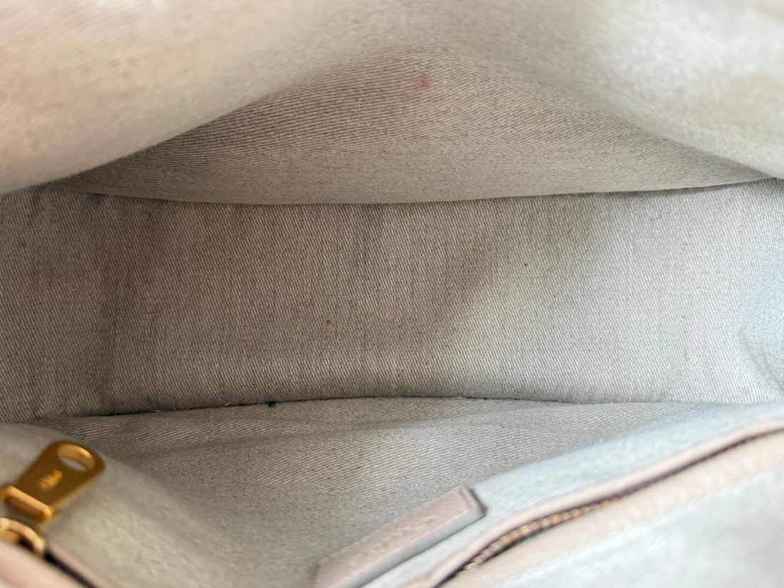 Chloé Marcie Bag in einem santen Nude- bzw. Beigerosa-Ton aus genarbtem Kalbsleder mit charakteristischen handgewickelten Henkeln und goldfarbenen Metallbeschlägen.