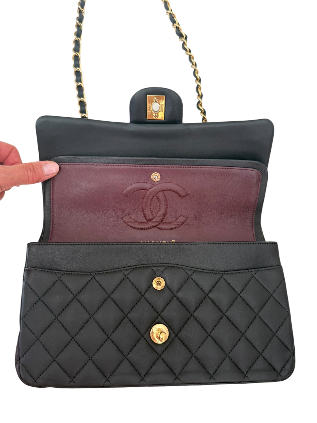 CHANEL Medium Classic Double Flap Bag aus schwarzem Lammleder und goldfarbener Hardware