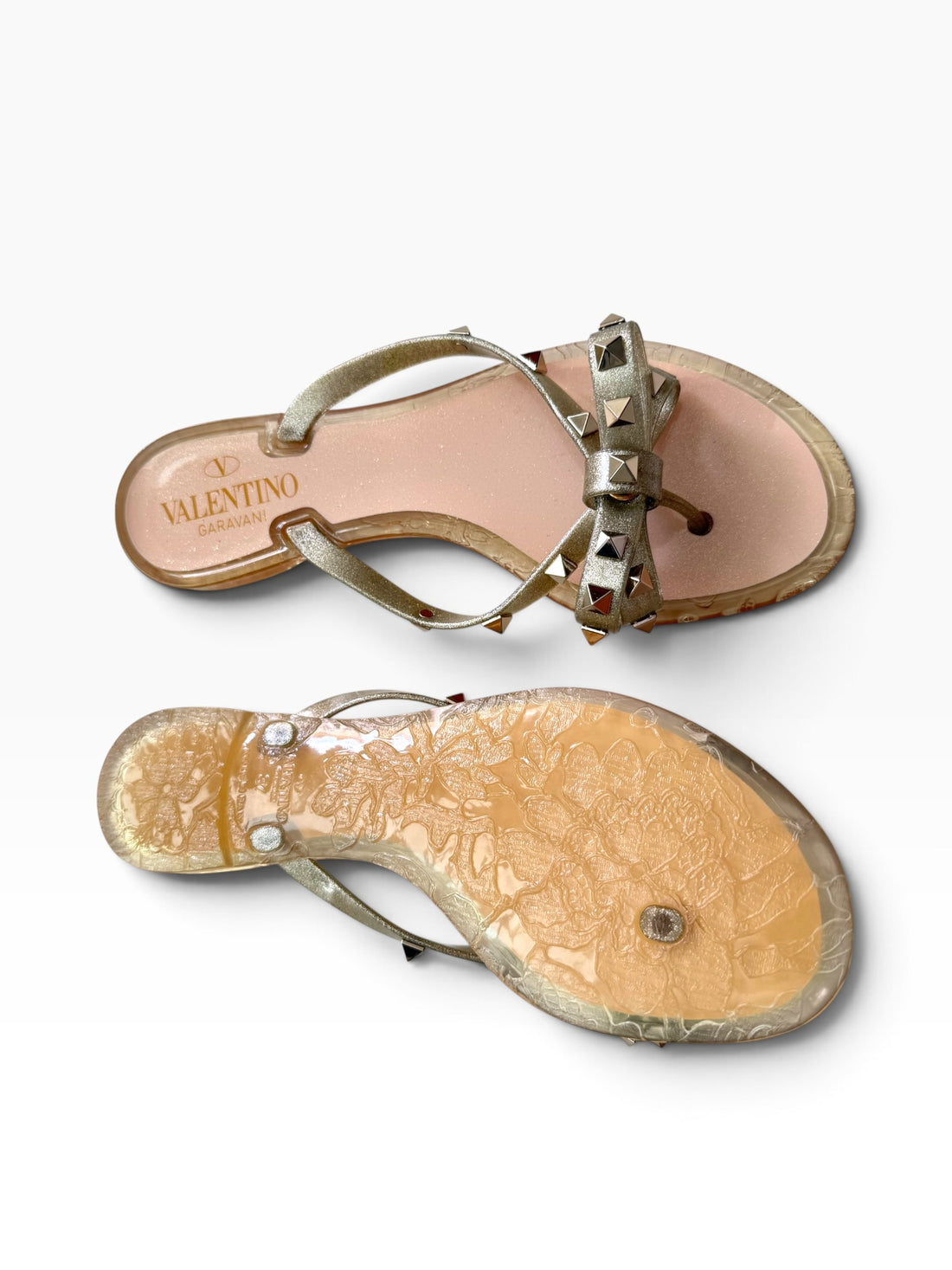 Valentino Garavani Rockstud FlipFlops aus Gummi in Gold mit goldfarbenen Nieten und Schleifendetails