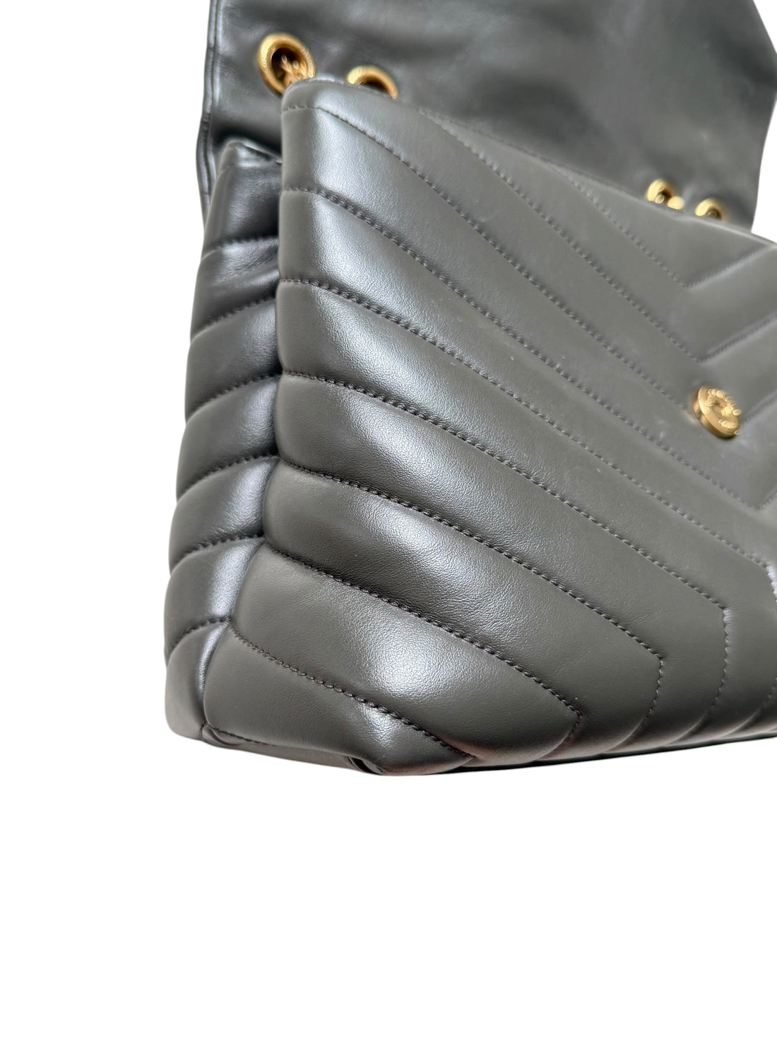 YSL Loulou Medium Tasche aus grauem Kalbsleder mit ineinandergreifenden YSL Initialen aus goldfarbenem Metall