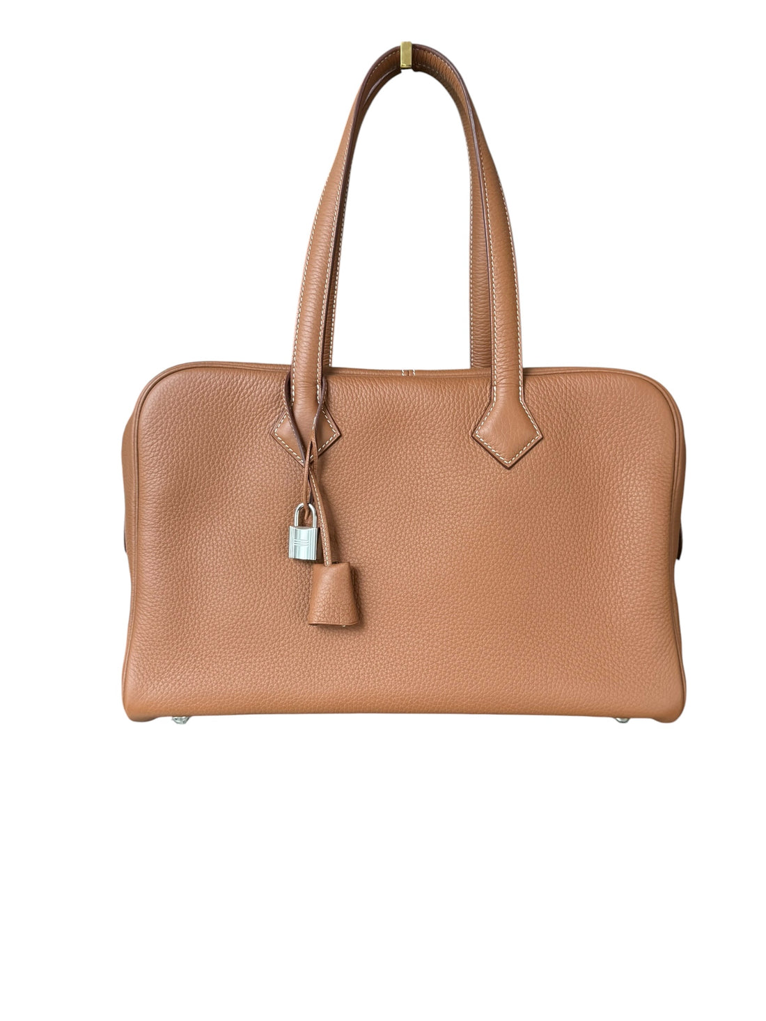 Hermès Victoria 35 Handtasche / Weekender Unisexist aus weichem Taurillon Clemence-Leder gefertigt und verfügt über silberfarbene Hardware