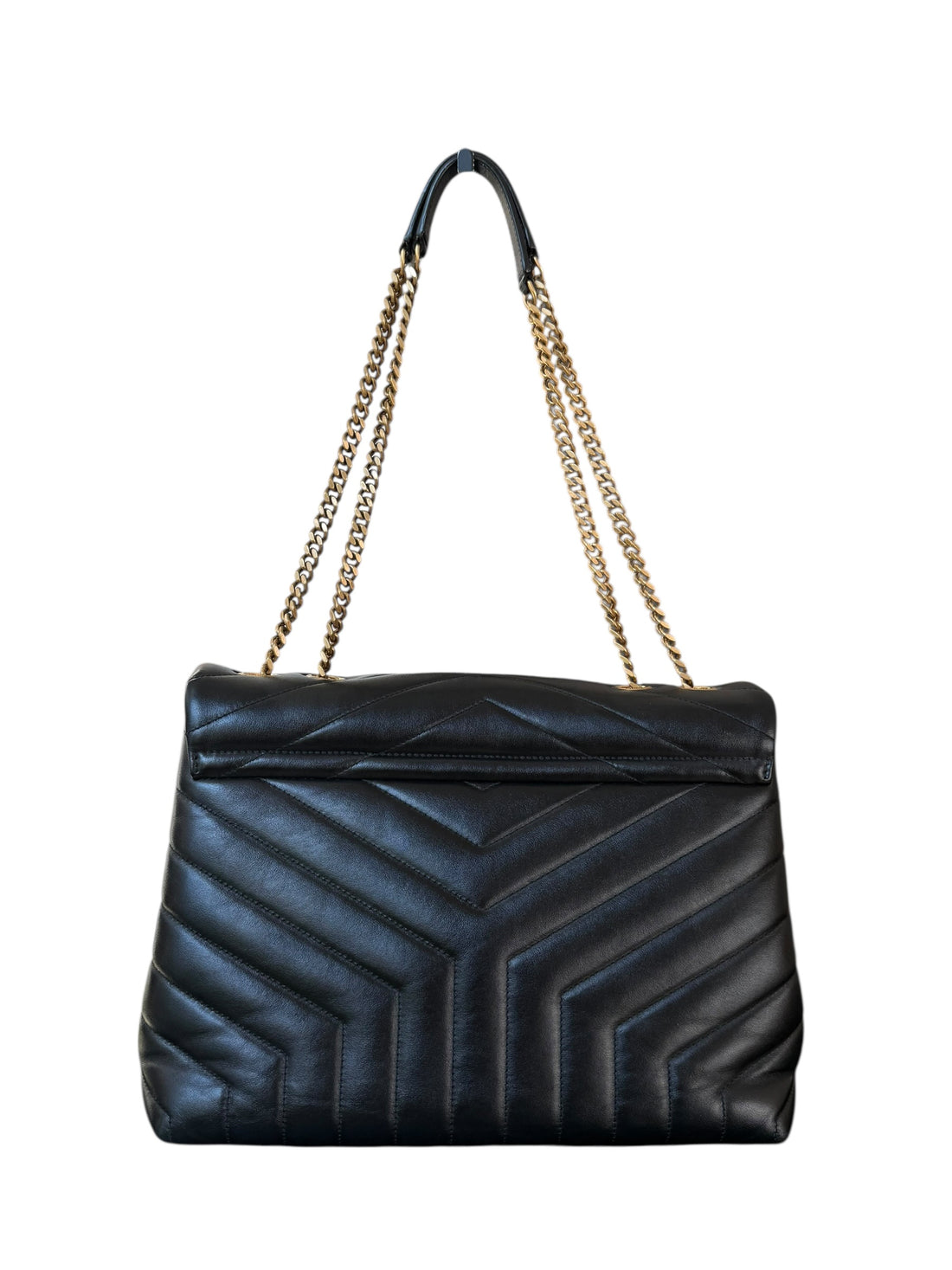 YSL Loulou Medium Tasche aus schwarzem Kalbsleder mit ineinandergreifenden YSL Initialen aus goldfarbenem Metall.