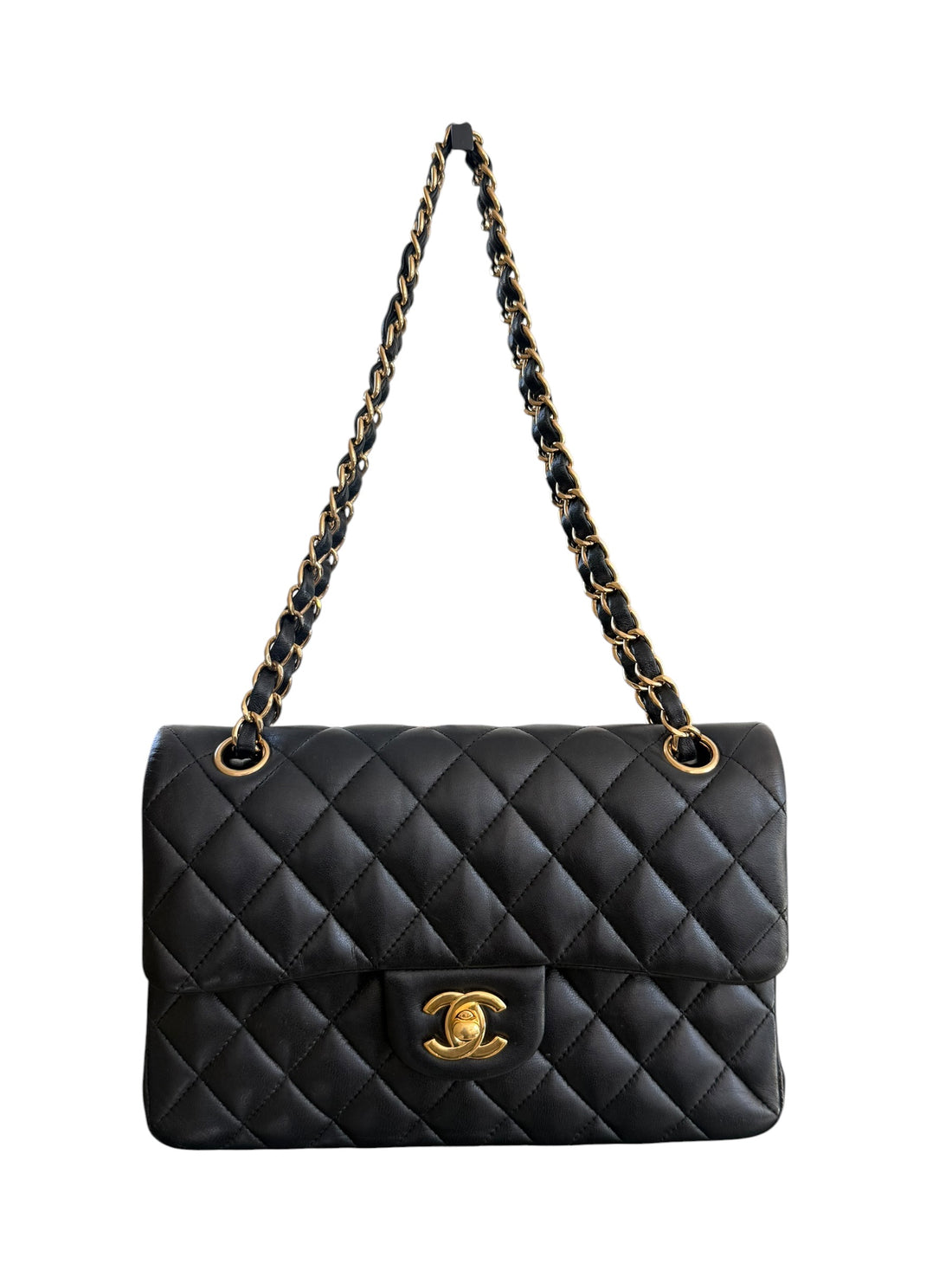 Chanel Small Classic Double Flap Bag aus schwarzem Lammleder und goldfarbener Hardware. Bordeauxfarbenes Innenfutter.