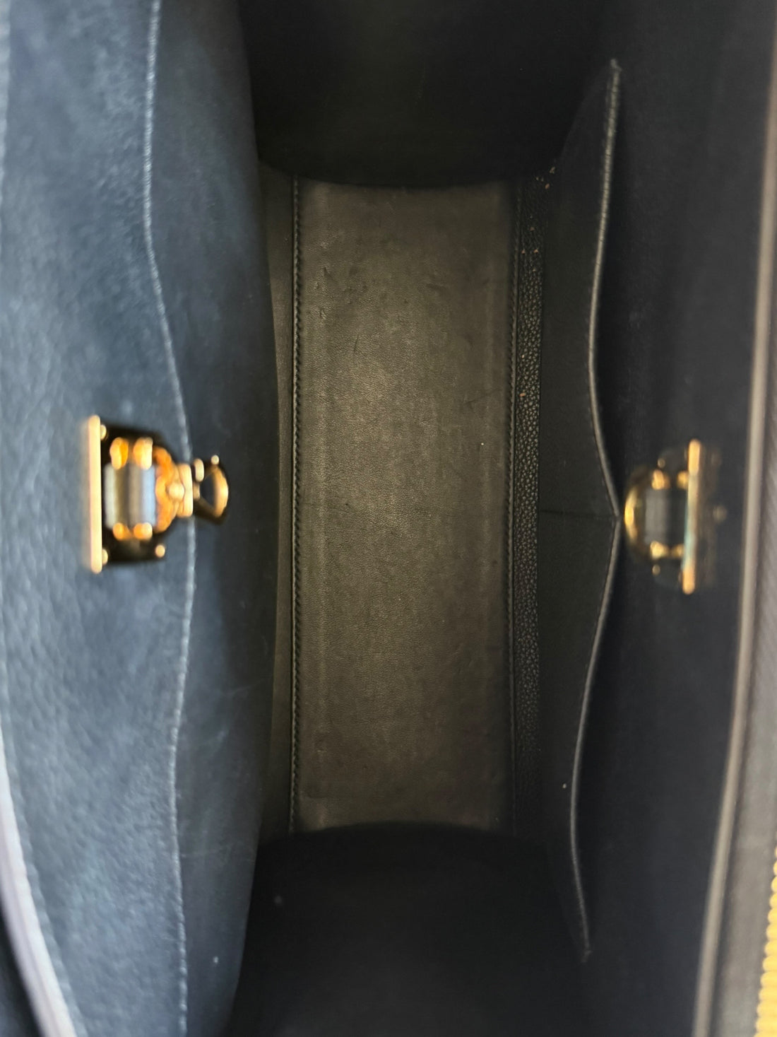 Louis Vuitton City Steamer MM Handtasche aus schwarzem genarbtem Taurillon Kalbsleder mit goldfarbenen Metalldetails und dem charakteristischen Vorhängeschloss.