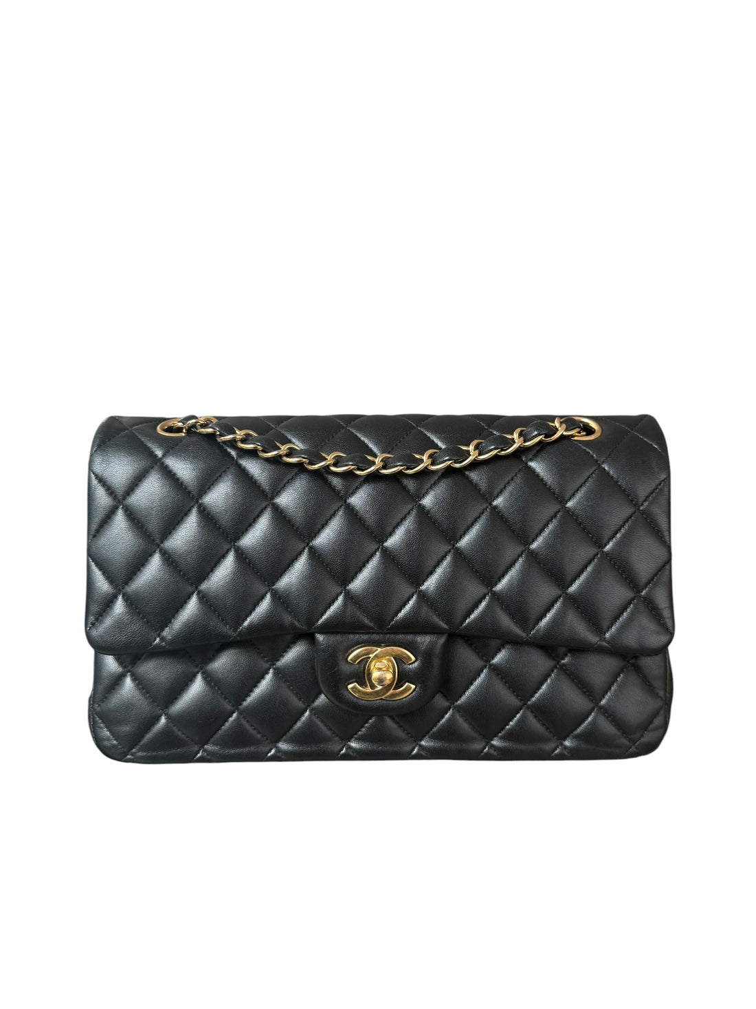 CHANEL Medium Classic Double Flap Bag aus schwarzem Lammleder und goldfarbener Hardware