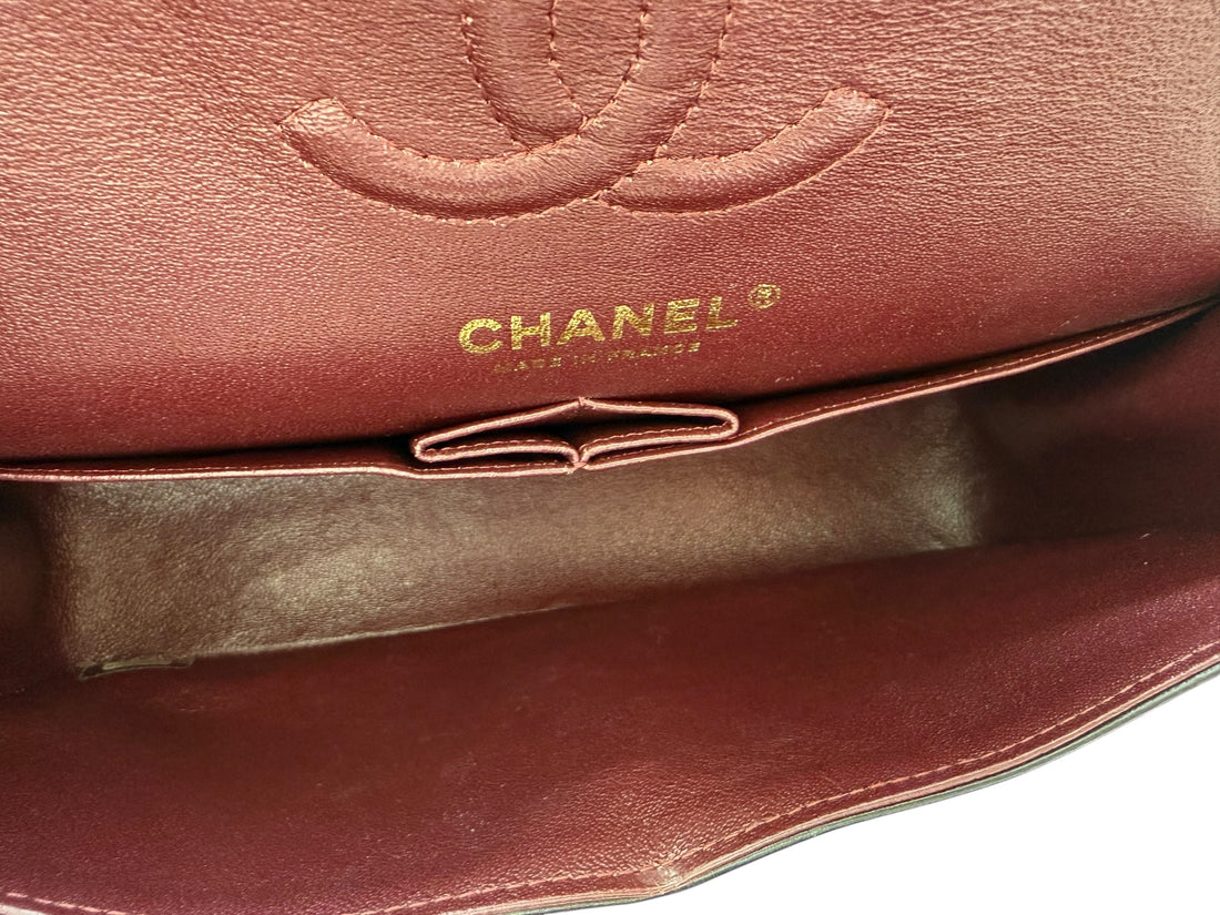 Chanel Small Classic Double Flap Bag aus schwarzem Lammleder und goldfarbener Hardware. Bordeauxfarbenes Innenfutter.